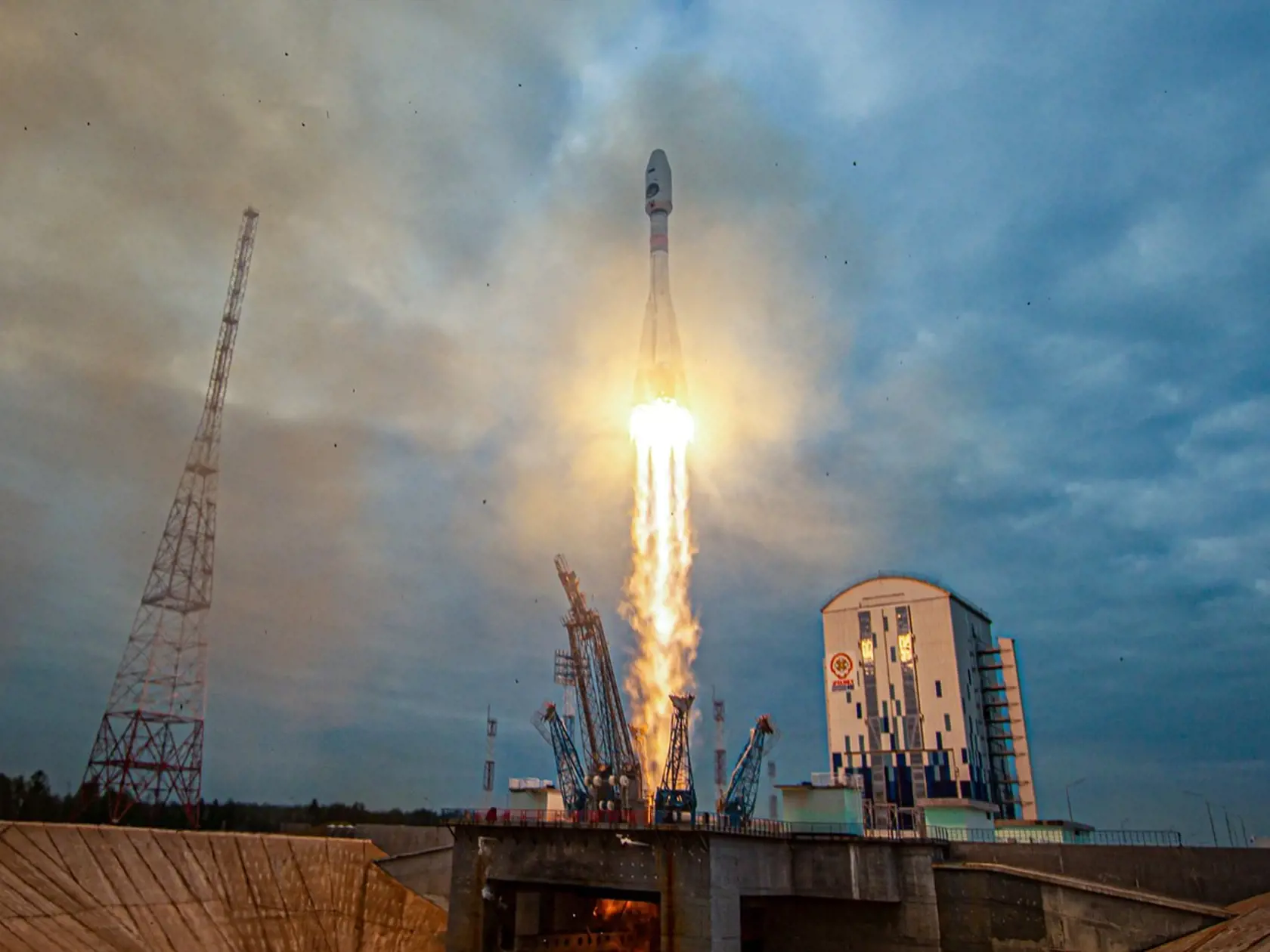 Na snímke ruská raketa Sojuz štartuje svoju lunárnu misiu na južný pól Mesiaca z kozmodrómu Vostočnyj na východe Ruska 11. augusta 2023.