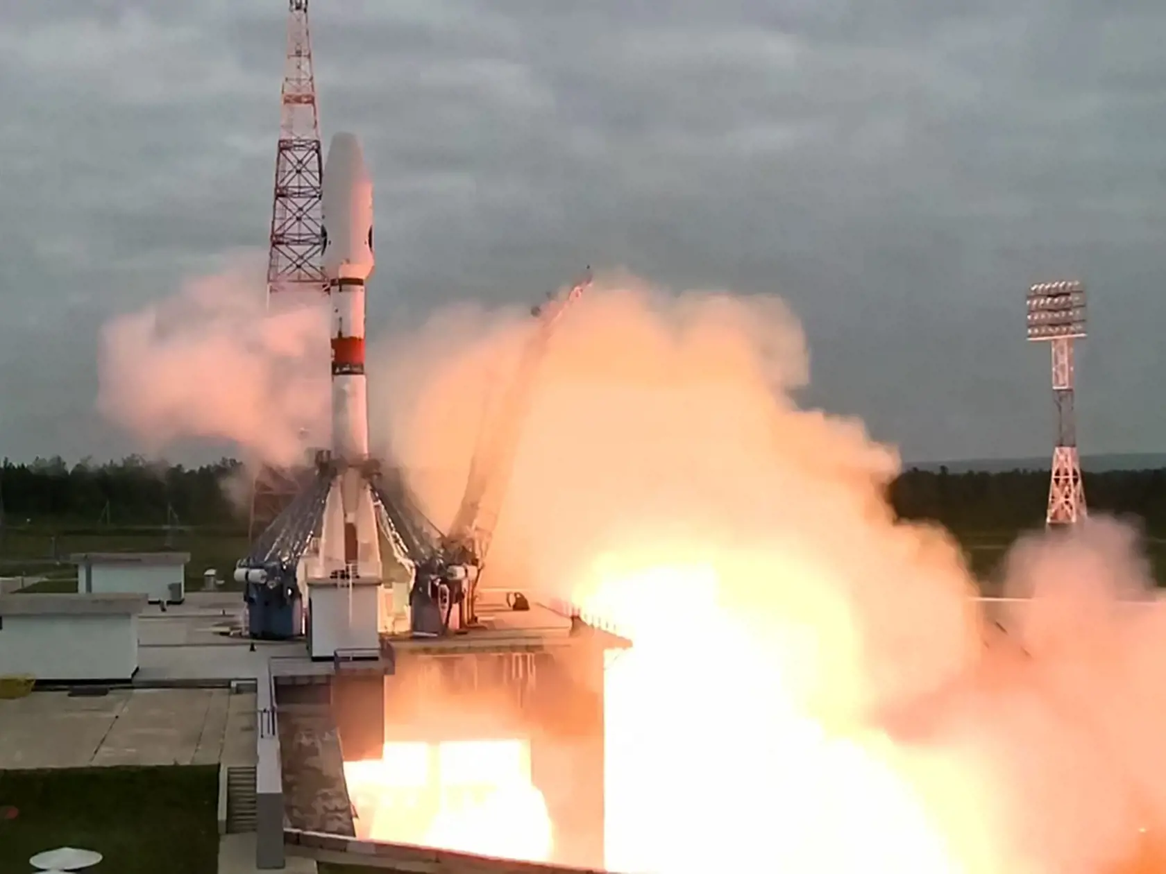 Na snímke ruská raketa Sojuz štartuje svoju lunárnu misiu na južný pól Mesiaca z kozmodrómu Vostočnyj na východe Ruska 11. augusta 2023.