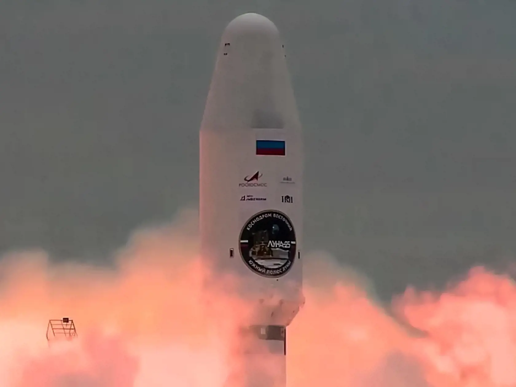 Na snímke ruská raketa Sojuz štartuje svoju lunárnu misiu na južný pól Mesiaca z kozmodrómu Vostočnyj na východe Ruska 11. augusta 2023.