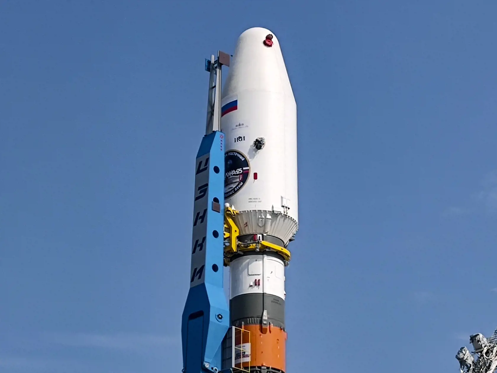 Nosná raketa Sojuz-2.1b s lunárnym modulom Luna 25 na rampe počas príprav pred štartom na kozmodróme Vostočnyj, na ruskom Ďalekom východe 8. augusta 2023.