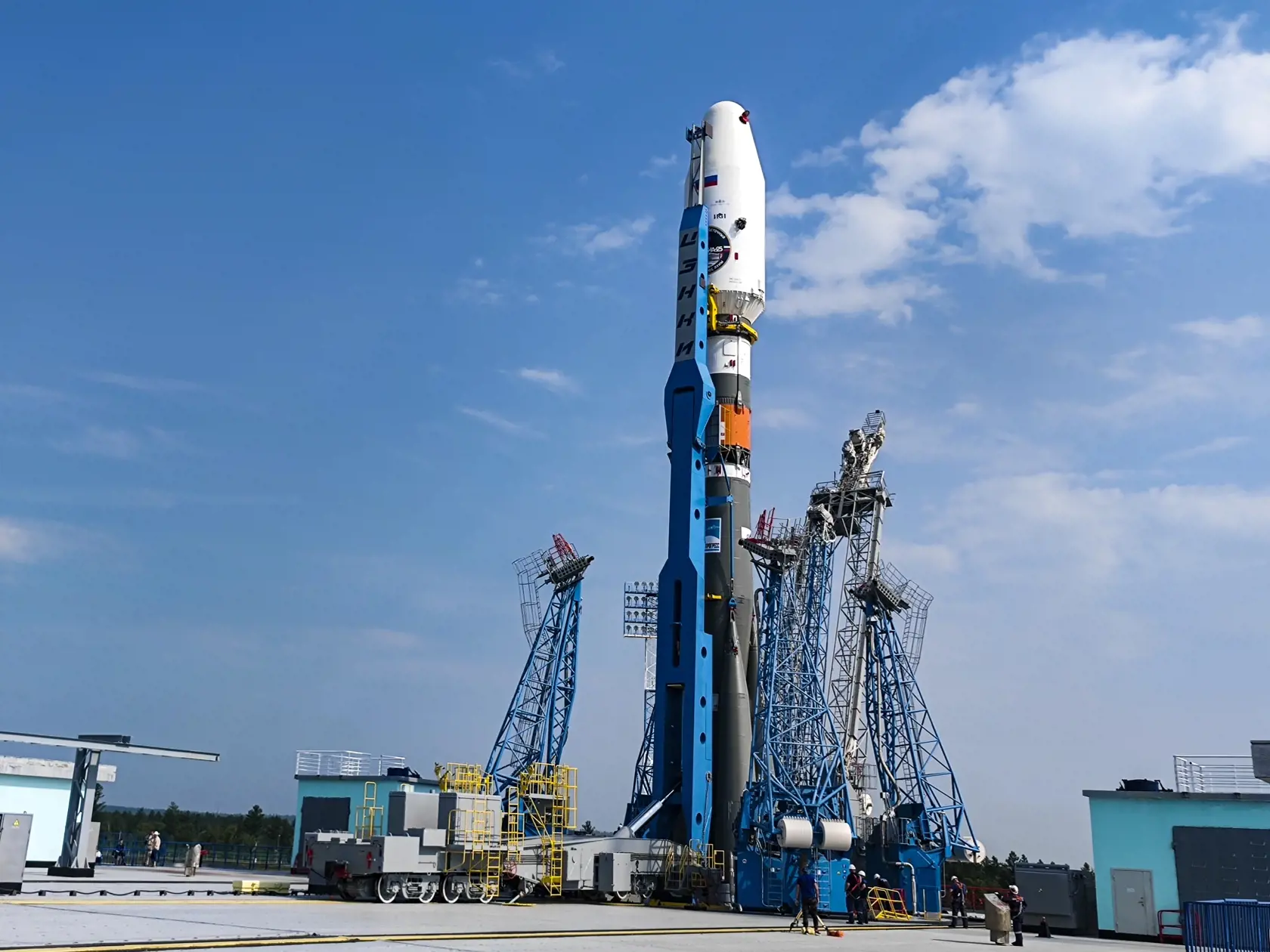 Nosná raketa Sojuz-2.1b s lunárnym modulom Luna 25 na rampe počas príprav pred štartom na kozmodróme Vostočnyj, na ruskom Ďalekom východe 8. augusta 2023.
