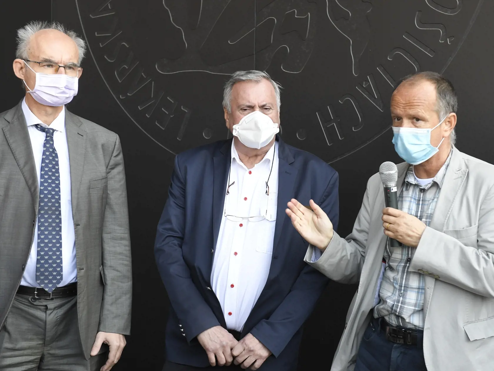 Brífing Lekárskej fakulty Univerzity Pavla Jozefa Šafárika (UPJŠ) v Košiciach na tému vývoj prevratnej umelej pľúcnej ventilácie PMLV navrhnutej skupinou lekárov a vedcov pre výskum pokročilých metód umelej pľúcnej ventilácie na Lekárskej fakulte UPJŠ v spolupráci s vývojármi z Chirany-Medical a.s. Stará Turá, ktorá posúva hranice možností pľúcnej ventilácie u kriticky chorých pacientov. Na snímke sprava dekan Lekárskej fakulty UPJŠ v Košiciach Daniel Pella, zástupca prednostu pre pedagogickú či