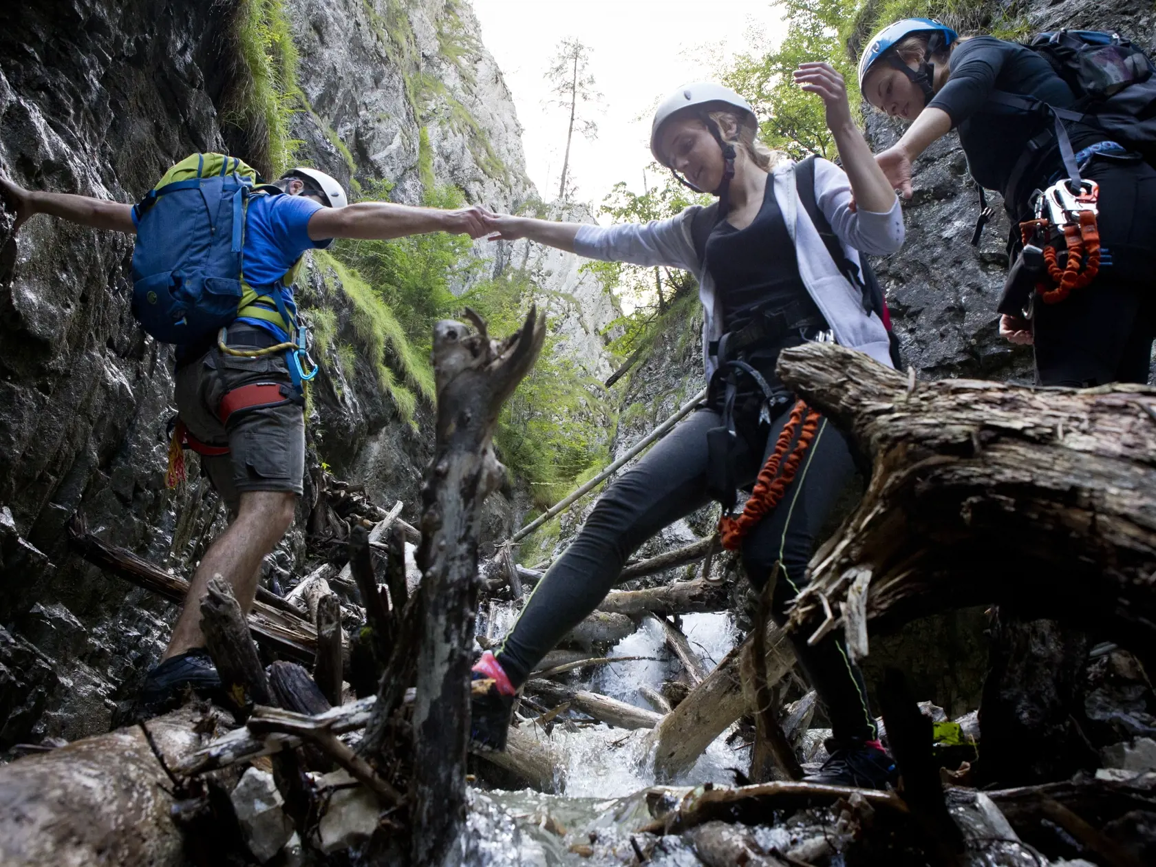 Slovensky raj - Ferrata Kysel. Otvorenie novej zaistenej turistickej cesty v Slovenskom raji v casti rokliny Kysel, ktora bola pre verejnost uzavreta od roku 1976 z dovodu rozsiahleho poziaru. V rokline za poslednych 40 rokov nebol ziadny zasah cloveka.