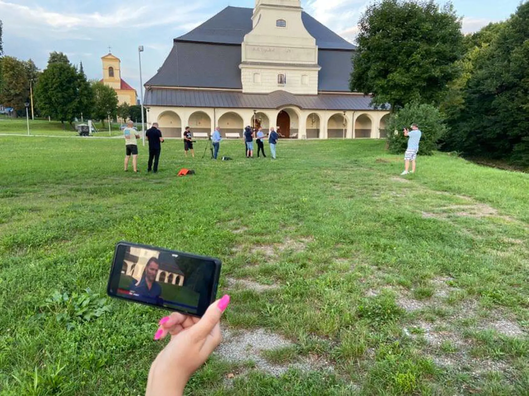 Kým rozhovor bol v reálnom čase už ukončený, cez internetový signál ešte len prebiehal.