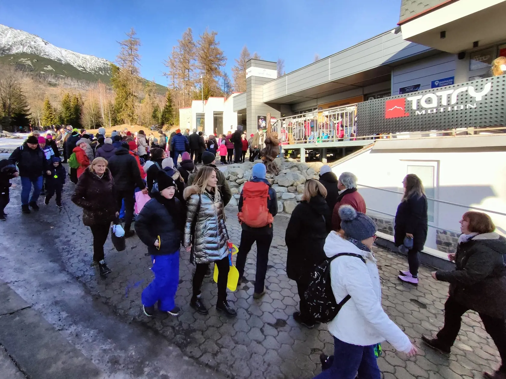 Mnohých, keď prišli na miesto, však ihneď prešla chuť. Obrovské množstvá turistov, ktorí sem prišli, totiž čakali v rade aj niekoľko hodín.