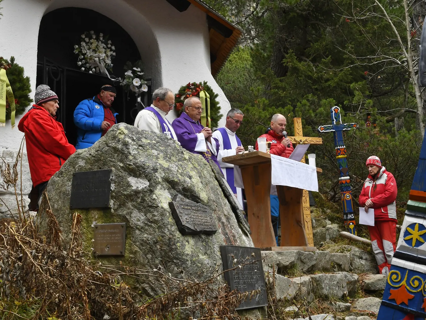 Pietna spomienka na obete hôr na Symbolickom cintoríne pod Ostrvou vo Vysokých Tatrách neďaleko Popradského plesa. Popradského plesa. Podujatie zorganizovala Správa TANAPu s spolupráci s Tatranskou horskou službou – dobrovoľným zborom. Po skončení pietneho aktu nasledovala svätá omša. Popradské pleso 22. októbra 2022. FOTO TASR – Milan Kapusta
