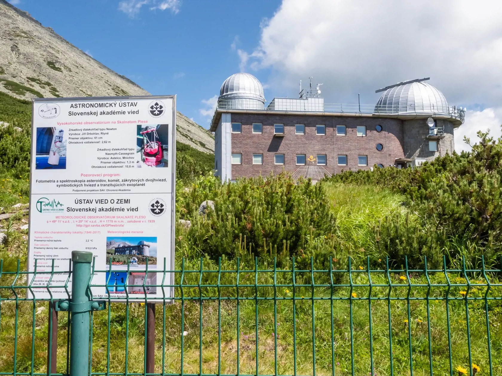 Na snímke areál Observatória počas Dňa otvorených dverí na Astronomických observatóriách vo Vysokých Tatrách na Skalnatom plese 16. júla 2023. FOTO TASR - Veronika Mihaliková