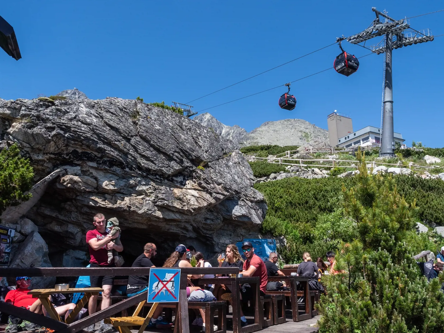 Na snímke ľudia oddychujú na Skalnatej chate pod Skalnatým plesom vo Vysokých Tatrách 15. júla 2023. FOTO TASR - Veronika Mihaliková 