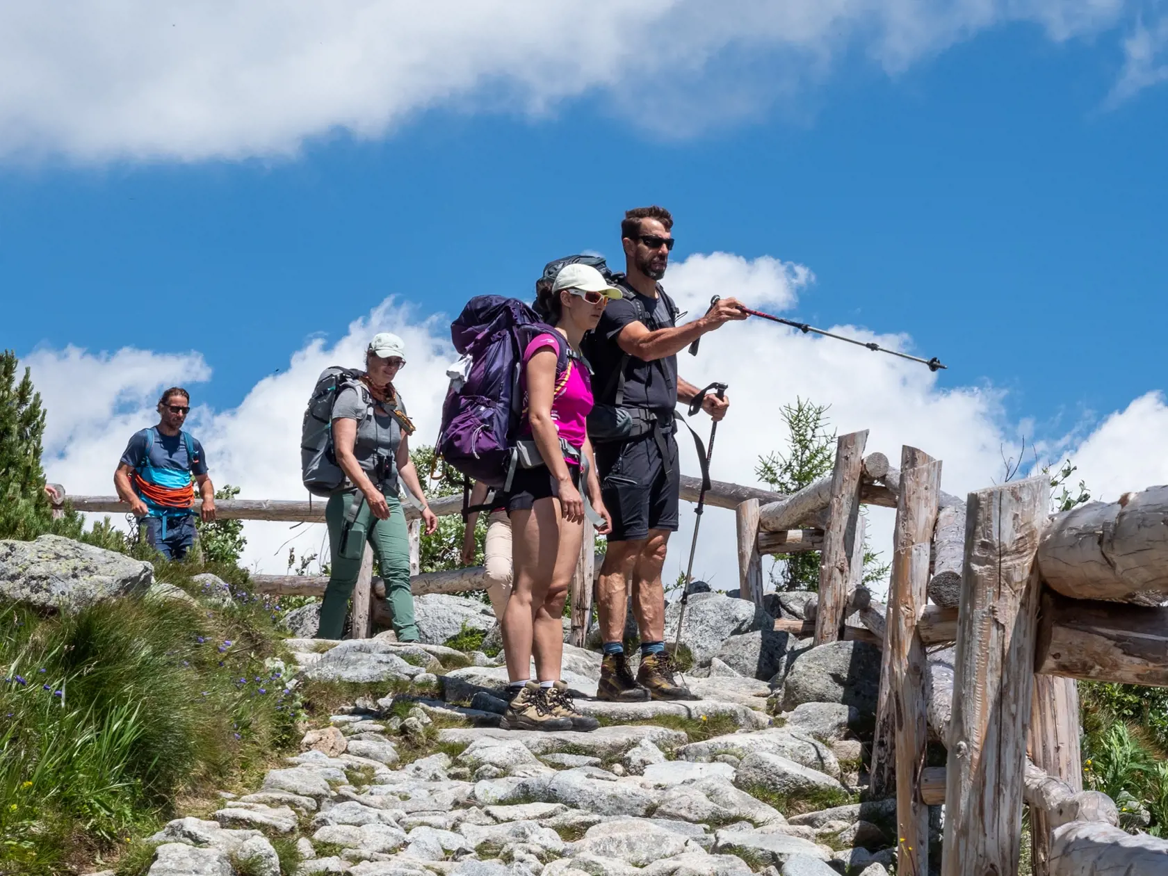 Na snímke turisti na Tatranskej magistrále pri Skalnatom plese vo Vysokých Tatrách 15. júla 2023. FOTO TASR - Veronika Mihaliková 