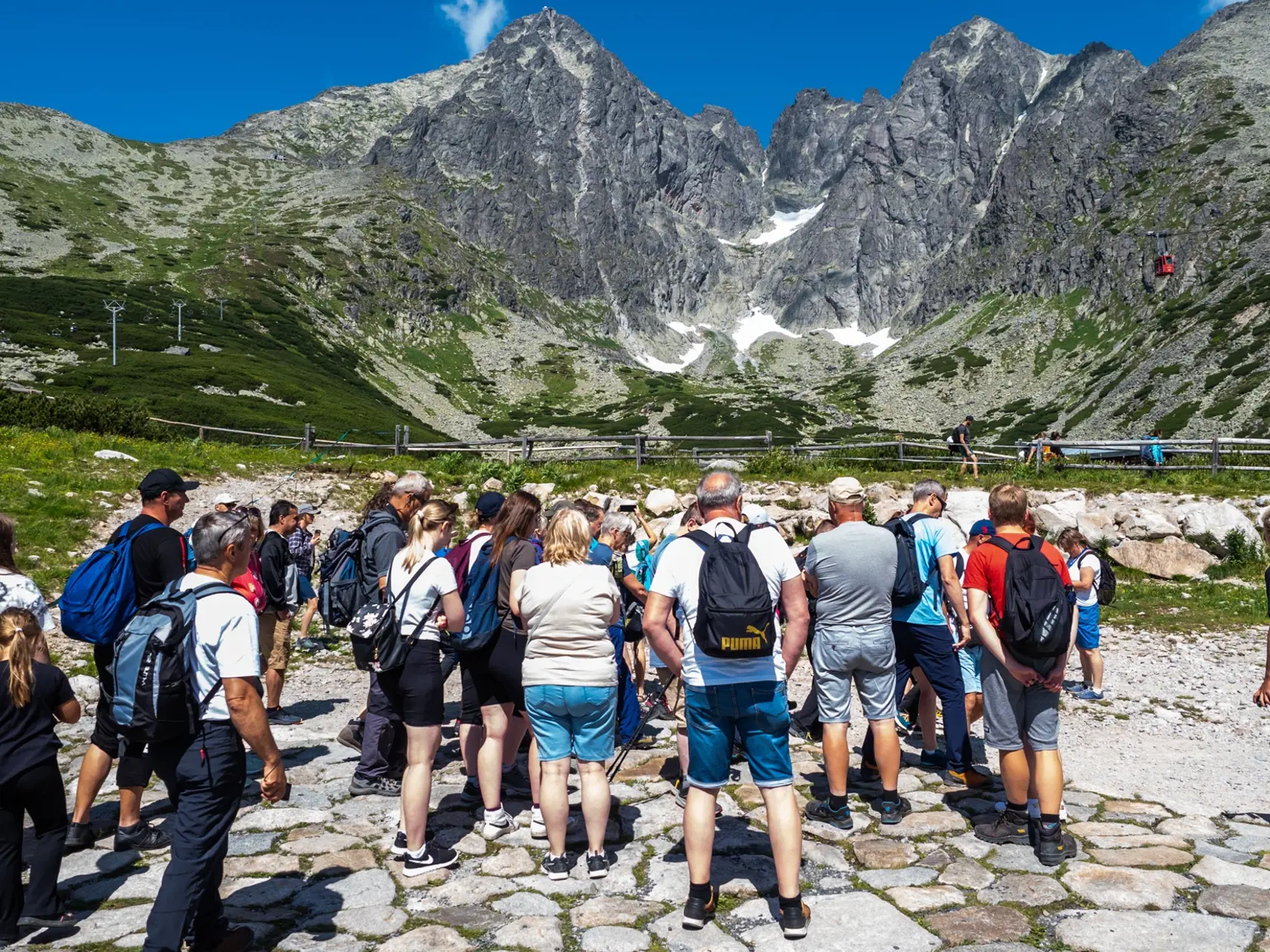 Profesionálnych strážcov Tatranského národného parku najviac trápia arogantní návštevníci.