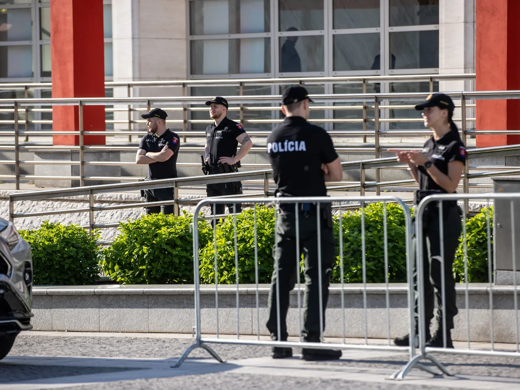 Na snímke protest pred novou budovou Slovenského národného divadla, počas vystúpenia ruskej opernej speváčky Anny Netrebko.
