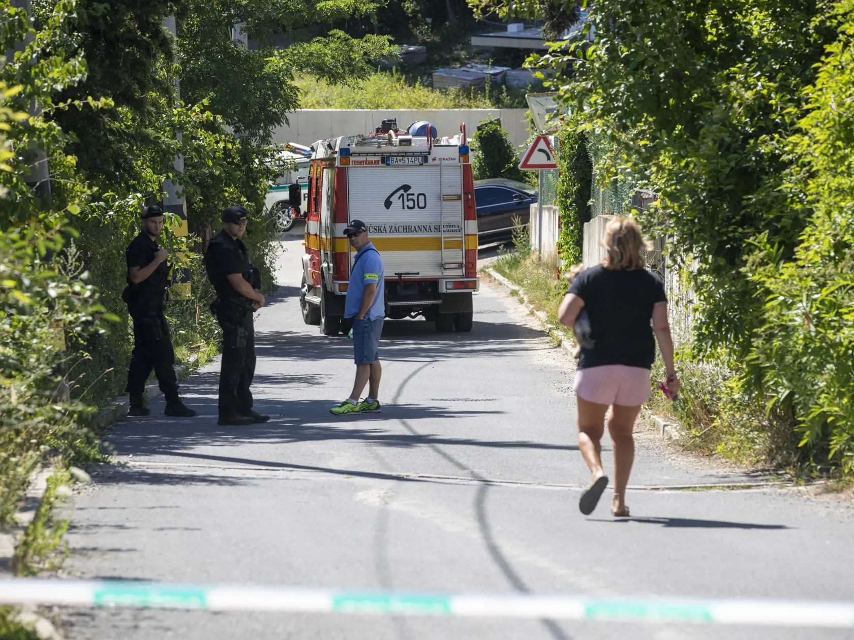 Na síimke sú policajti a záchranné zložky na Neronetovej ulici v Bratislave, kde sa strieľalo. 