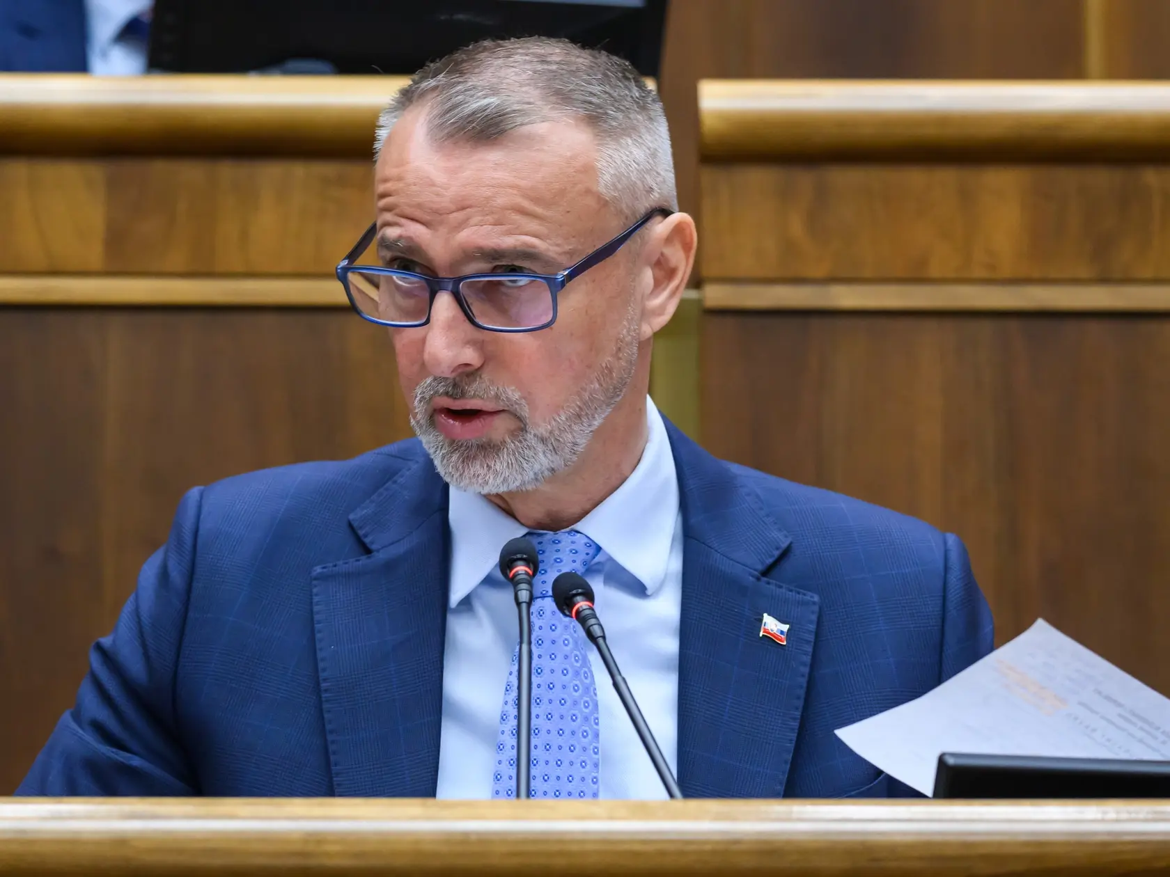 Poslanci NR SR budú rokovať aj v pondelok, a to od 9.00 h do 20.00 h. V tento deň nebudú hlasovať. Keďže ani v piatky sa nehlasuje, najbližšie hlasovanie o prerokovaných bodoch ich čaká až v utorok (15. 4.).