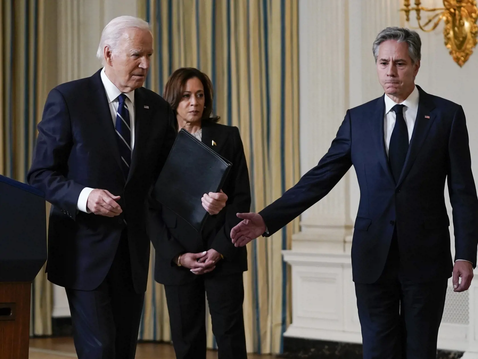 WA 49 Washington - Americký prezident Joe Biden (vľavo) odchádza z rečníckeho pultu po vyhlásení o vojne medzi Izraelom a palestínskym militantným hnutím Hamas v Bielom dome vo Washingtone v utorok 10. októbra 2023. Vpravo šéf americkej diplomacie Antony Blinken, uprostred americká viceprezidentka Kamala Harrisová. FOTO TASR/AP 

President Joe Biden walks from the podium after speaking Tuesday, Oct. 10, 2023, in the State Dining Room of the White House in Washington, about the war between Israel