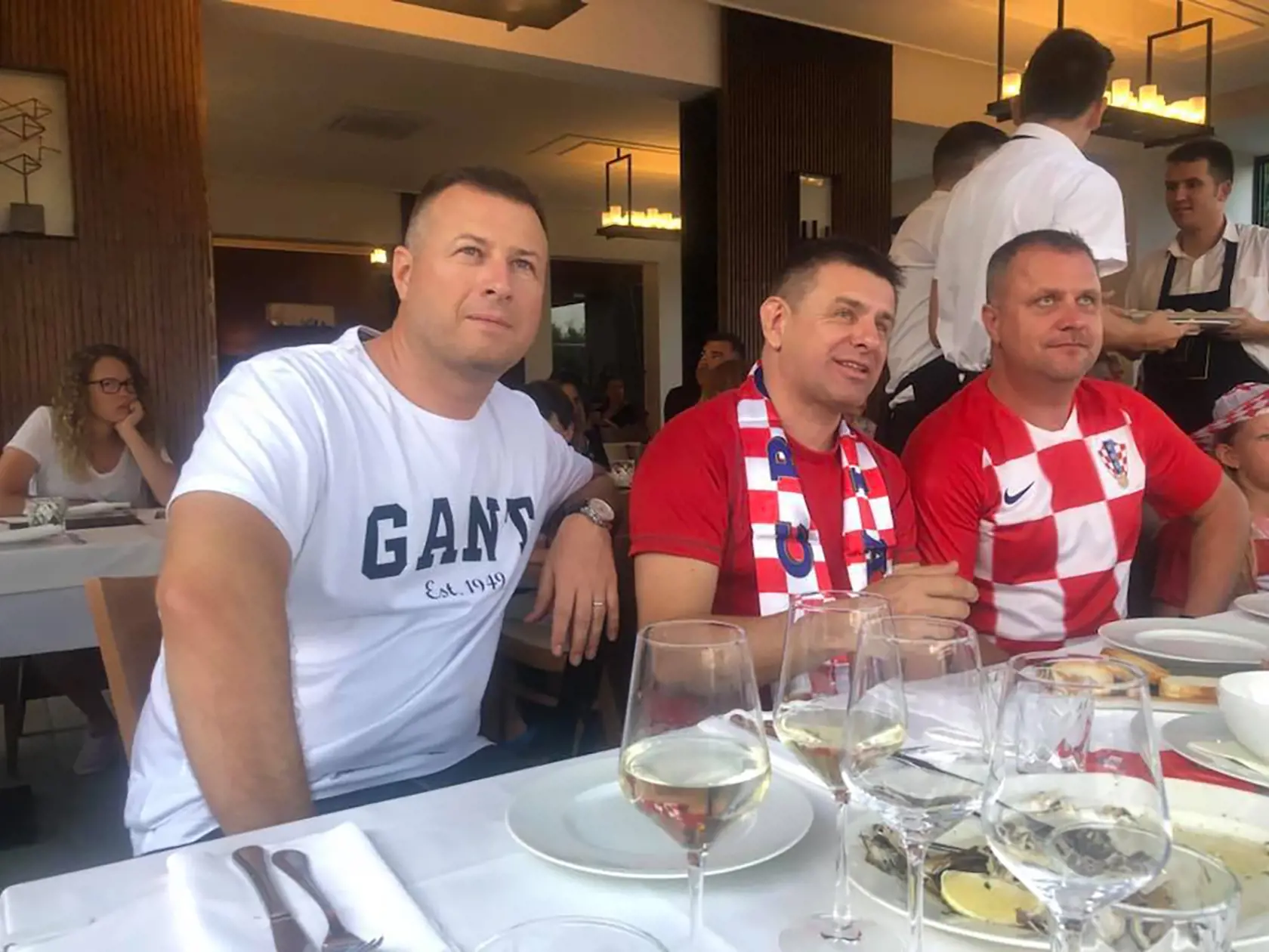 Bez Bugára: Poslanec Andrej Hrnčiar, vpravo, a jeho stranícki kolegovia z Mosta-Híd, ministri Gábor Gál, vľavo, a László Solymos, si užívali svoje apartmány v Chorvátsku počas futbalového šampionátu.