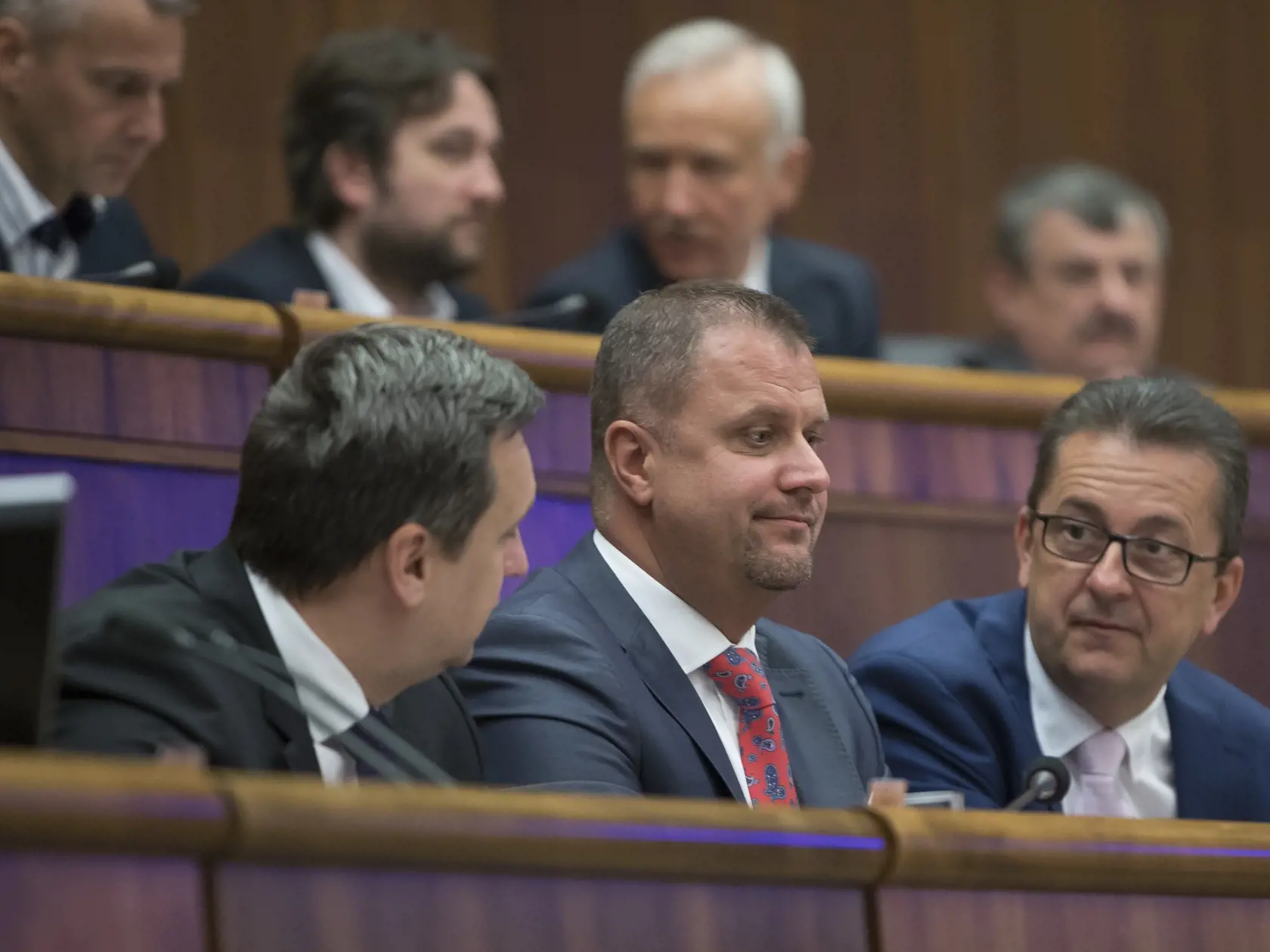 Poslanci NR SR pocas zasadnutia parlamentu. Na snimke zlava je Andrej Danko, Andrej Hrnciar a Martin Glvac.