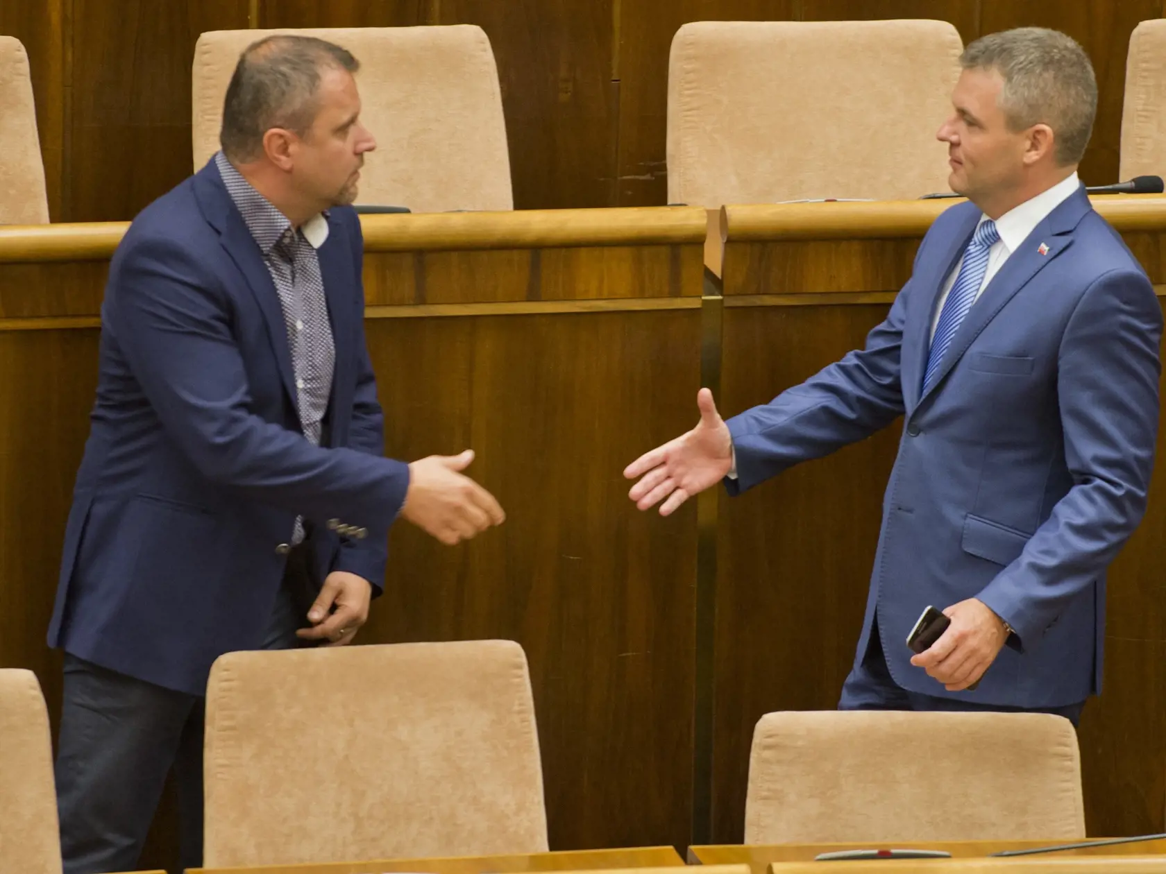 Na snímke vľavo podpredseda NR SR Andrej Hrnčiar (#Sieť) a podpredseda vlády SR pre investície a informatizáciu Peter Pellegrini (Smer-SD).