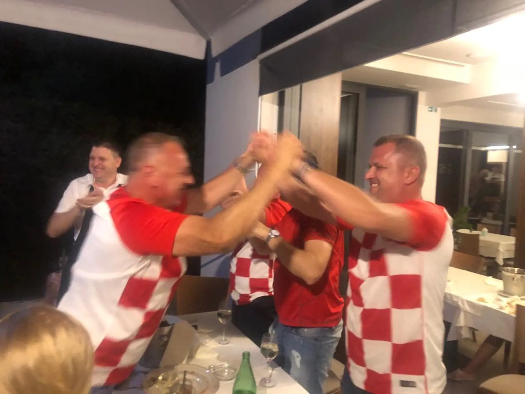 Takto oslavovali Hrnčiar, Gál a Sólymos postup Chorvátov do finále majstrovstiev sveta. 