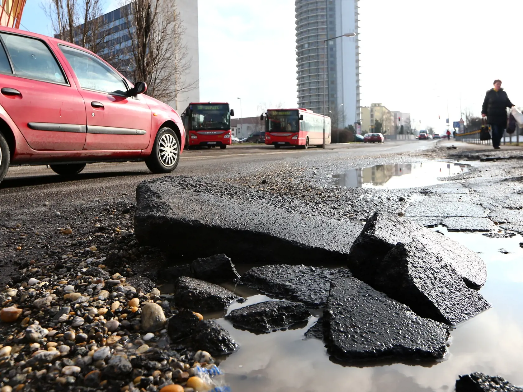 Regióny: Výtlky a iné cestné nerovnosti v uliciach Bratislavy.