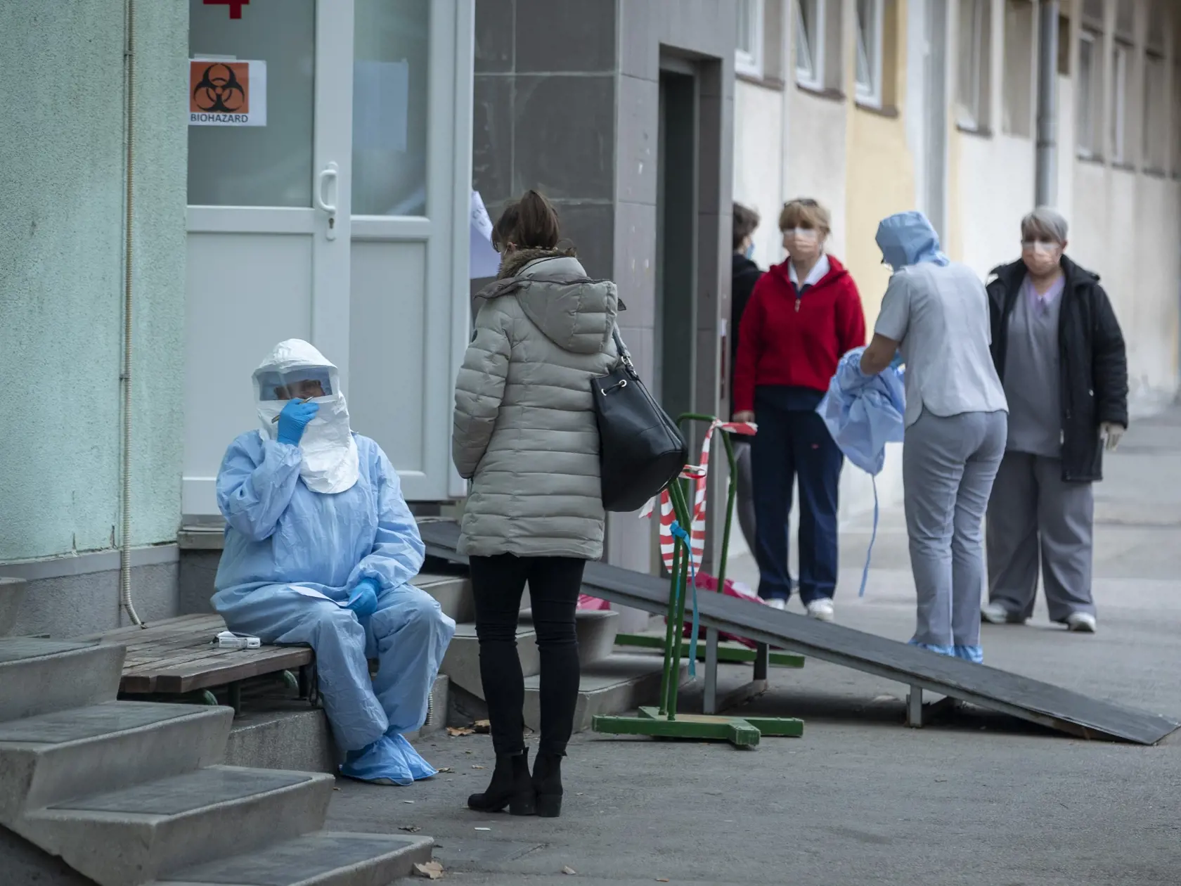 KK21 Záhreb - Zdravotník v ochrannom oblečení si robí poznámky na infekčnej klinike, v ktorej je hospitalizovaný pacient s novým koronavírusom, 25. februára 2020 v Zehrabe. V Chorvátsku oznámili prvý potvrdený prípad nákazy novým koronavírusom na Balkáne. Chorvátsky minister zdravotníctva Vili Beroš informoval, že chorvátsky pacient, ktorého pozitívne testovali na koronavírus, preukazuje mierne príznaky choroby. Mladý muž sa zdržiaval od 19. do 21. februára v talianskom Miláne, uviedol minister.