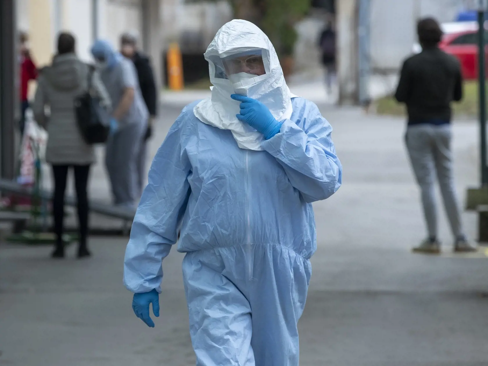 KK22 Záhreb - Zdravotník v ochrannom oblečení na infekčnej klinike, v ktorej je hospitalizovaný pacient s novým koronavírusom, 25. februára 2020 v Zehrabe. V Chorvátsku oznámili prvý potvrdený prípad nákazy novým koronavírusom na Balkáne. Chorvátsky minister zdravotníctva Vili Beroš informoval, že chorvátsky pacient, ktorého pozitívne testovali na koronavírus, preukazuje mierne príznaky choroby. Mladý muž sa zdržiaval od 19. do 21. februára v talianskom Miláne, uviedol minister. FOTO TASR/AP
A h