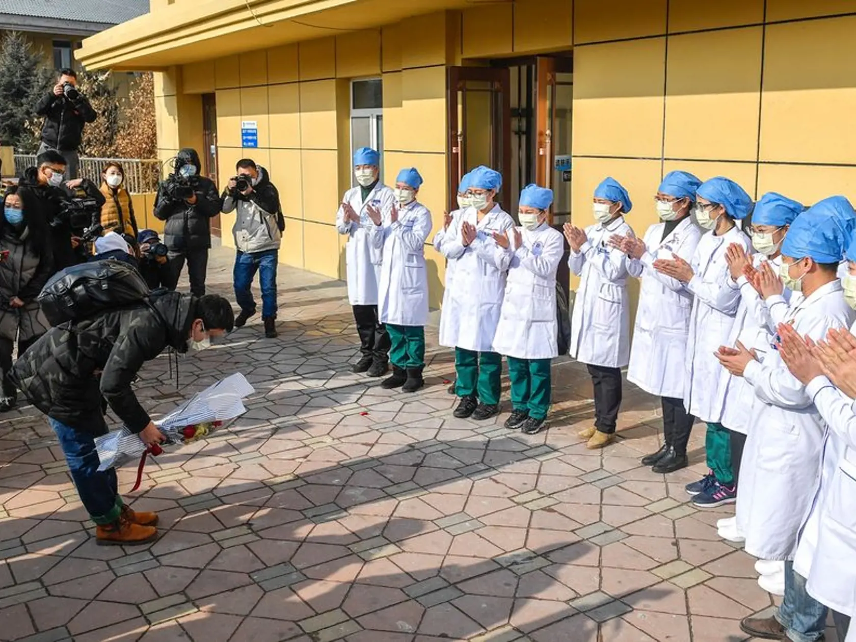 Zdravotné sestry sa lúčia s posledným vyliečeným pacientom.