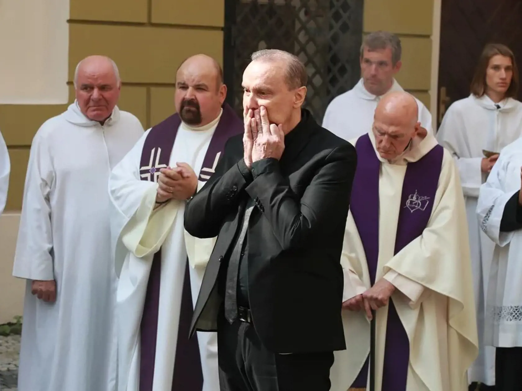 Štefan Margita sa nevedel odtrhnúť od auta, ktoré odvážalo truhlu.
