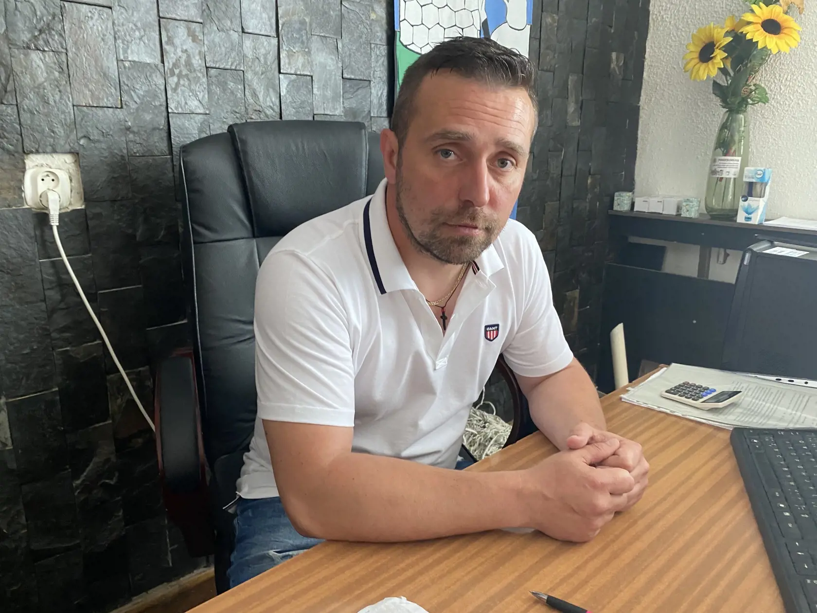 Starosta obce Vyšný Mirošov (okres Svidník) deväť rokov čelil stíhaniu za machinácie s financiami obce, odvtedy mu pribudli ďalšie obvinenia aj obžaloby. On však vraví o nedorozumení a porušenie zákona odmieta.