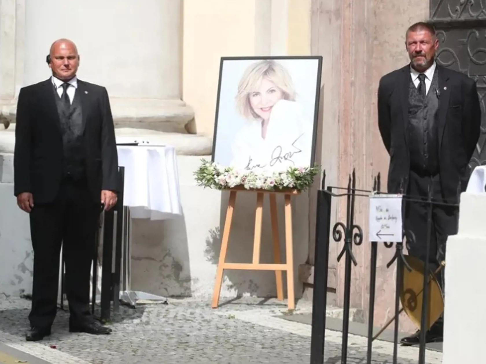 Pred kostolom čakala smútiacich krásna optimistická fotografia nebohej speváčky.