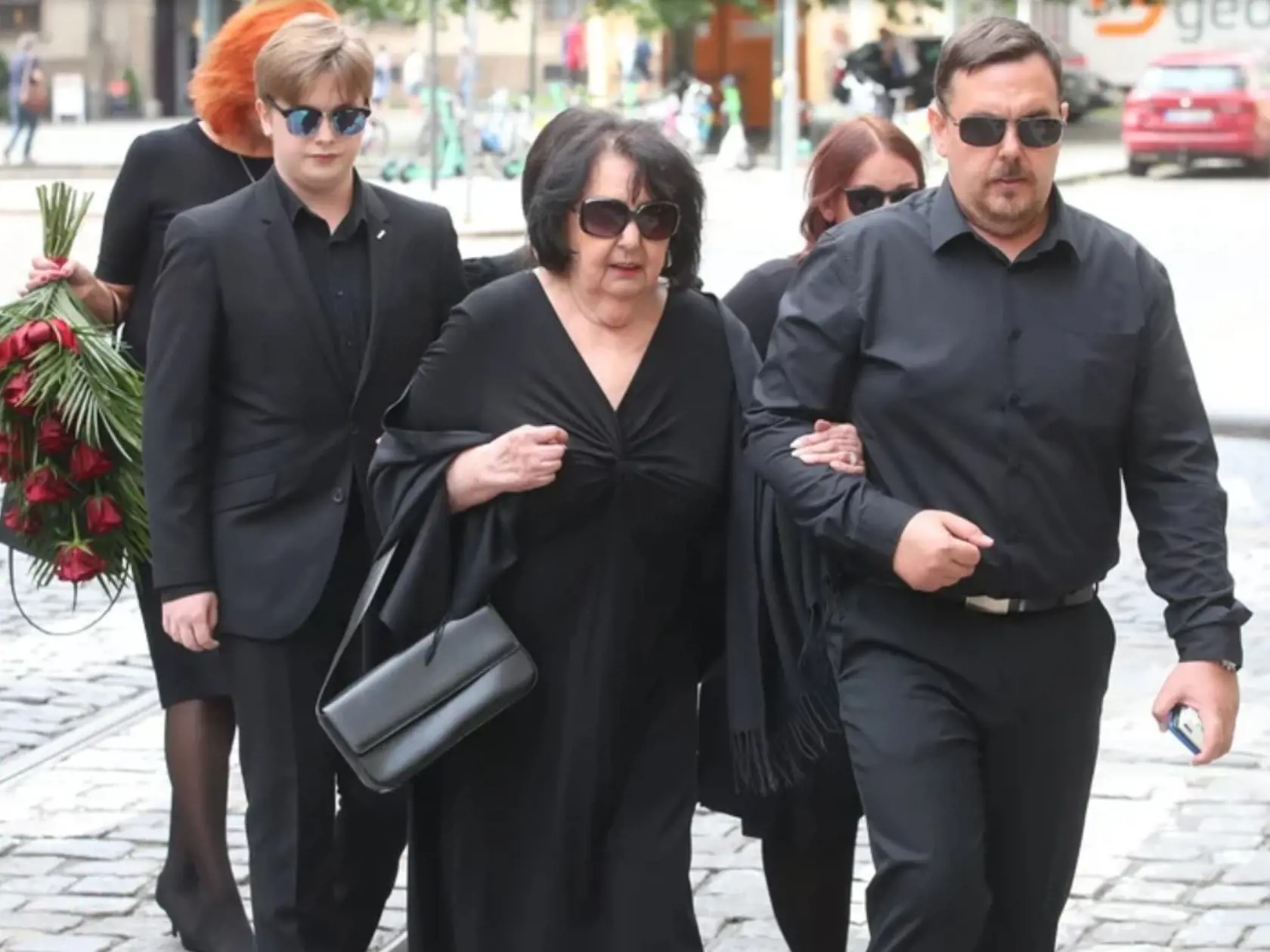 Jediná sestra Hanky Evelyn Bečvaříková (78) s rodinou. „Hanka vždy chcela ísť k cirkusu. Bola veľmi pohyblivá a veľmi dobrá. Raz sme spolu robili žabu a Hanka sa dokázala tak prehnúť a ohnúť, že nebolo poznať, kde má kĺby!“ povedala Blesku pred rokom sestra speváčky.