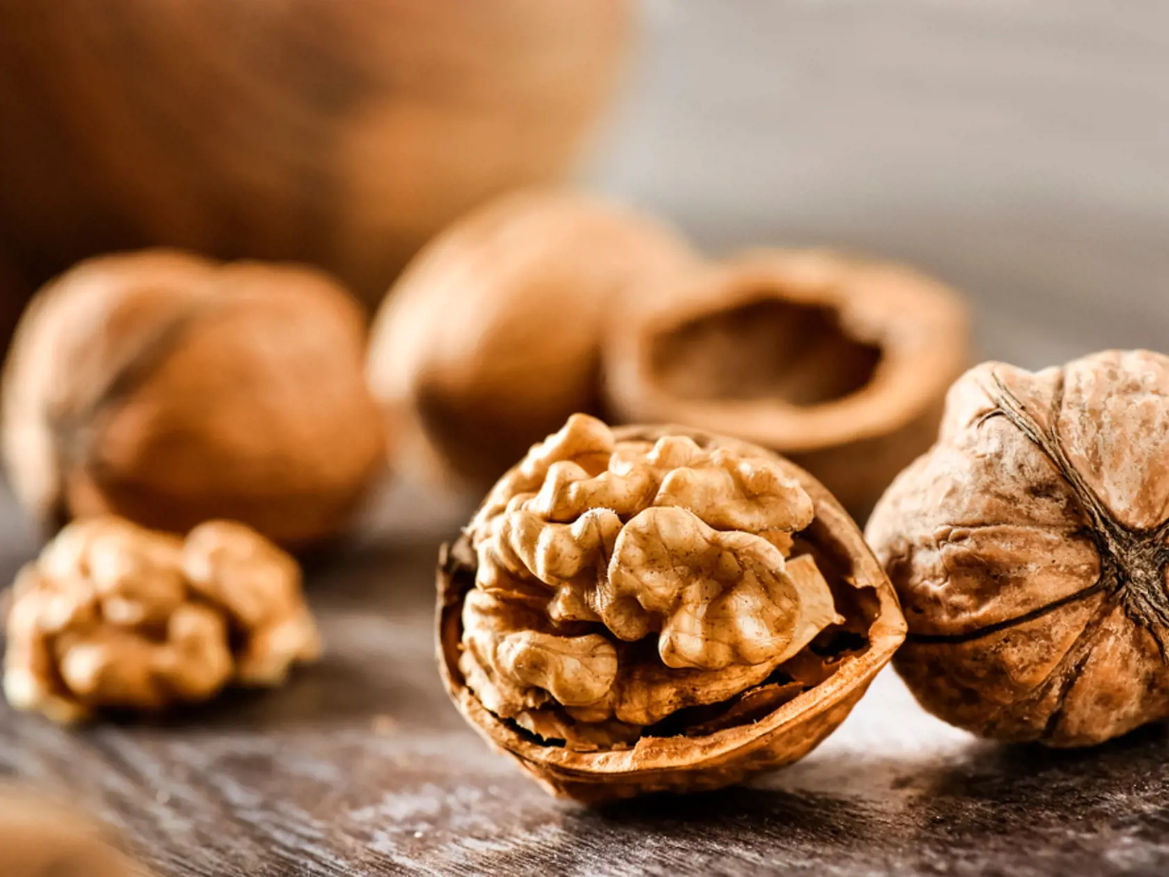 Obsahujú veľké množstvo arginínu, čím pomáhajú pečeni so zbavovaním sa amoniaku. Vlašské orechy sú tiež známe pre vysoký obsah omega-3 mastných kyselín, ktoré v pečeni podporujú čistiace procesy.