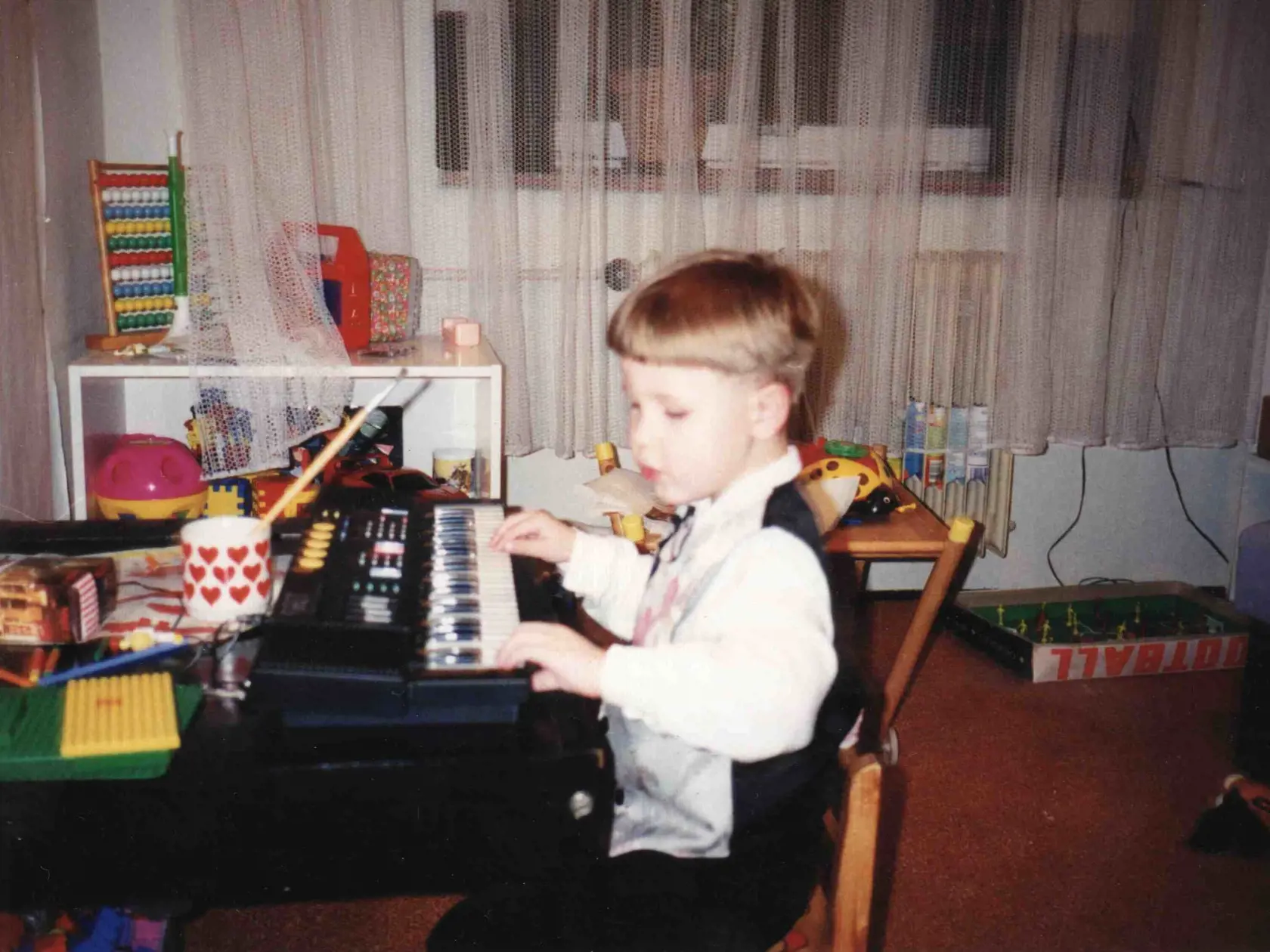 Herec už ako dieťa inklinovalk umeniu a k hudbe.