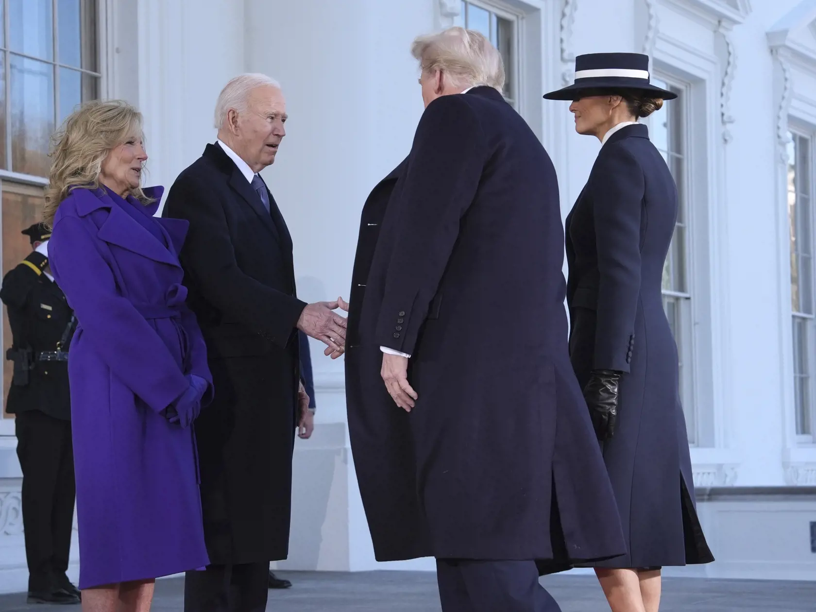 JB 17 Washington - Americký prezident Joe Biden (druhý zľava) a prvá dáma USA Jill Bidenová (vľavo) vítajú zvoleného amerického prezidenta Donalda Trumpa (druhý sprava) a jeho manželku  Melania Trumpovú (vpravo) pred ich príchodom do Bieleho domu vo Washingtone 20. januára 2025 pred dnešnou inauguráciou 47. prezidenta USA Donalda Trumpa Bidena a 50. viceprezidenta JD Vancea. FOTO TASR/AP

President Joe Biden, center left, and first lady Jill Biden, left, greet President-elect Donald Trump, center right, and Melania Trump, right, upon arriving at the White House, Monday, Jan. 20, 2025, in Washington. (AP Photo/Evan Vucci)