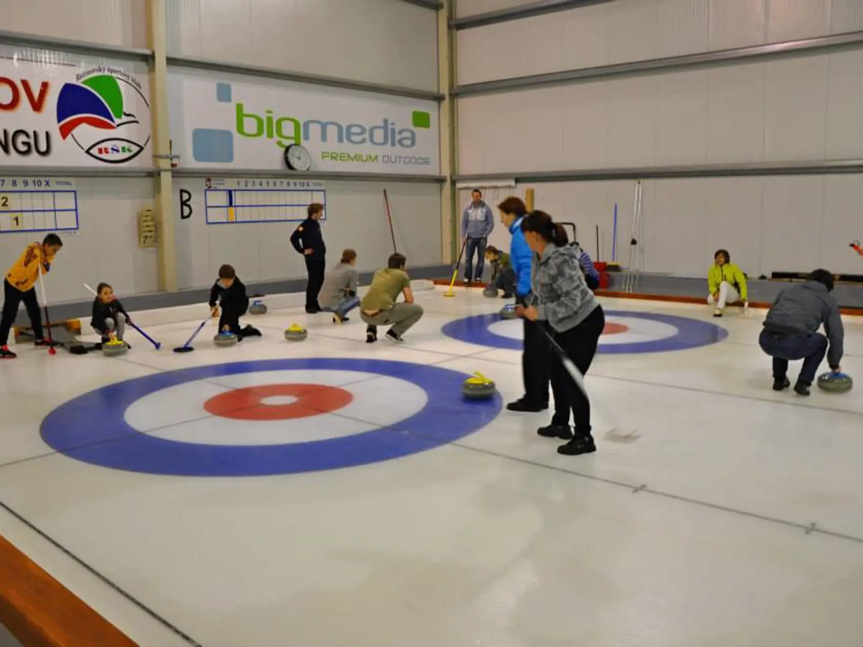 Počas 15 rokov si curling vyskúšali stovky detí.