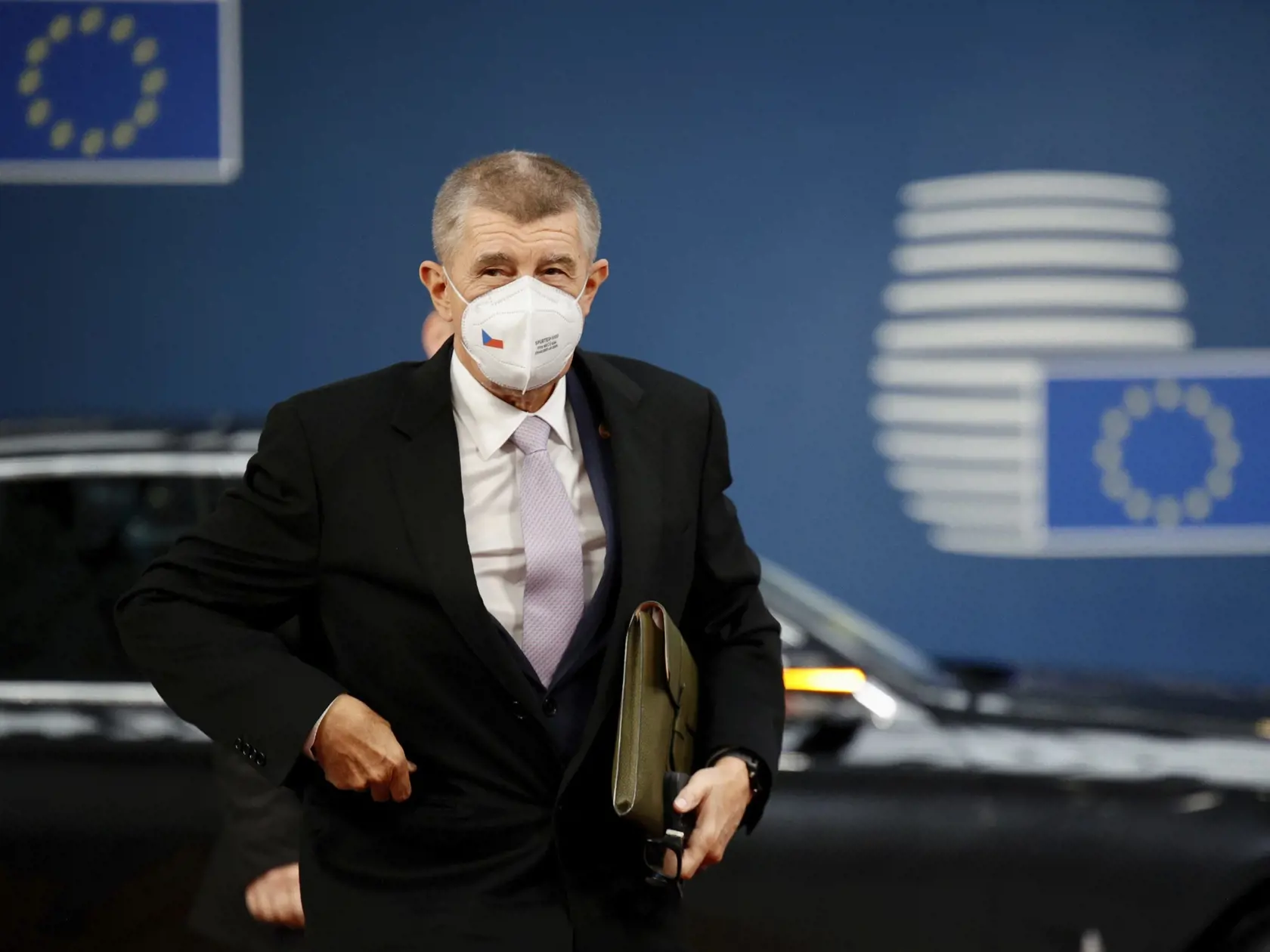 Českého prezidenta Miloša Zemana v pondelok po prvý raz v nemocnici navštívil odchádzajúci premiér Andrej Babiš.