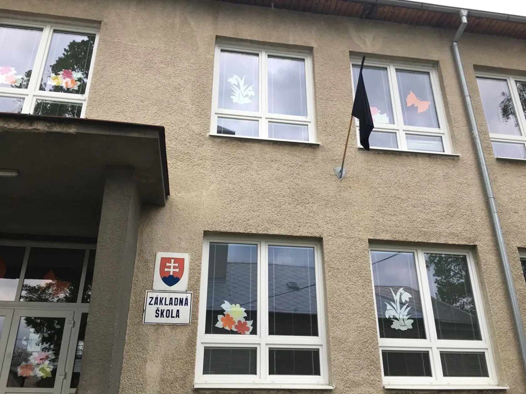 Čierna zástava visí na základnej škole, do ktorej chodila
Natálka (†13).
