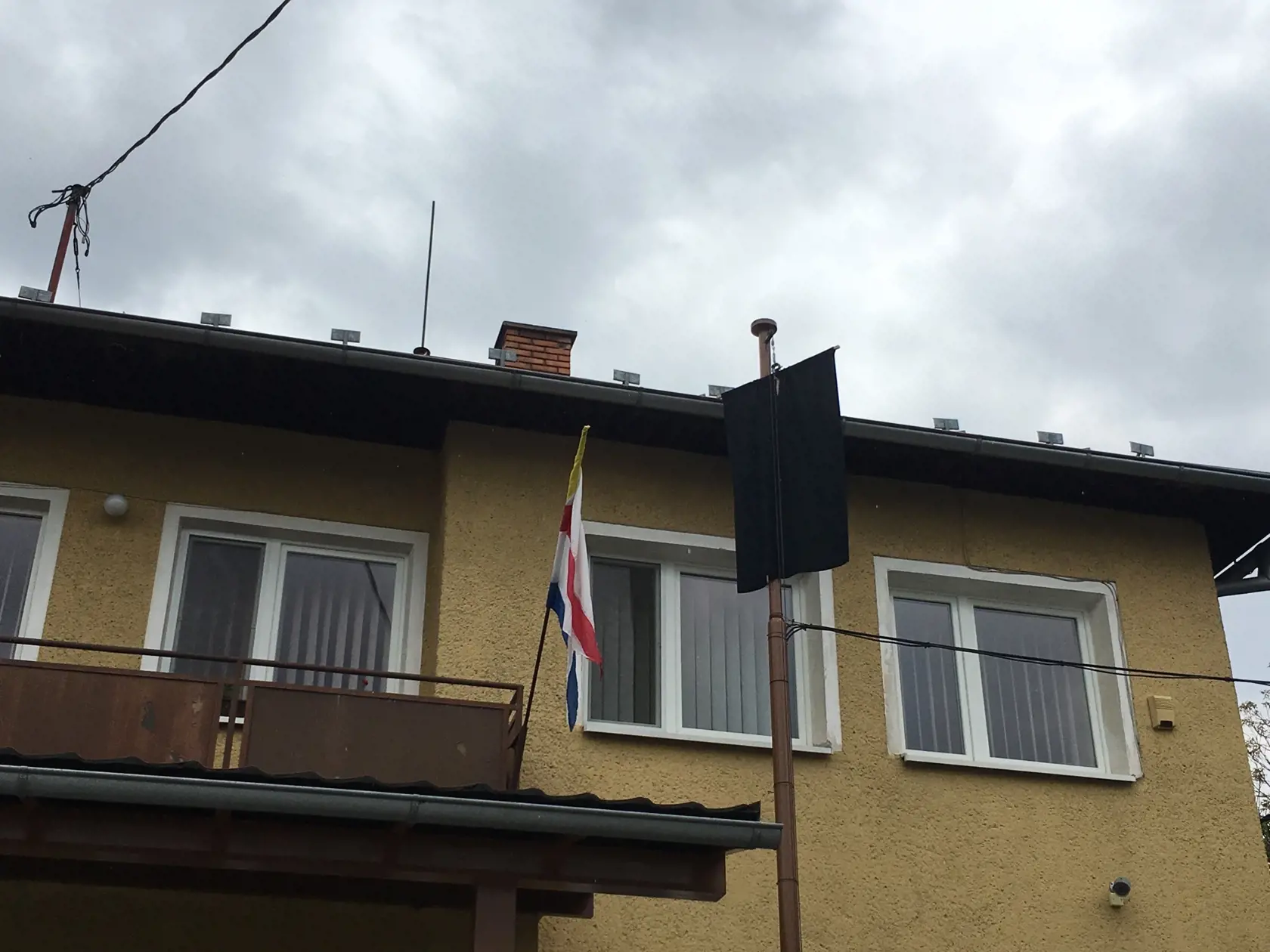 Aj na Obecnom úrade visí čierna zástava.