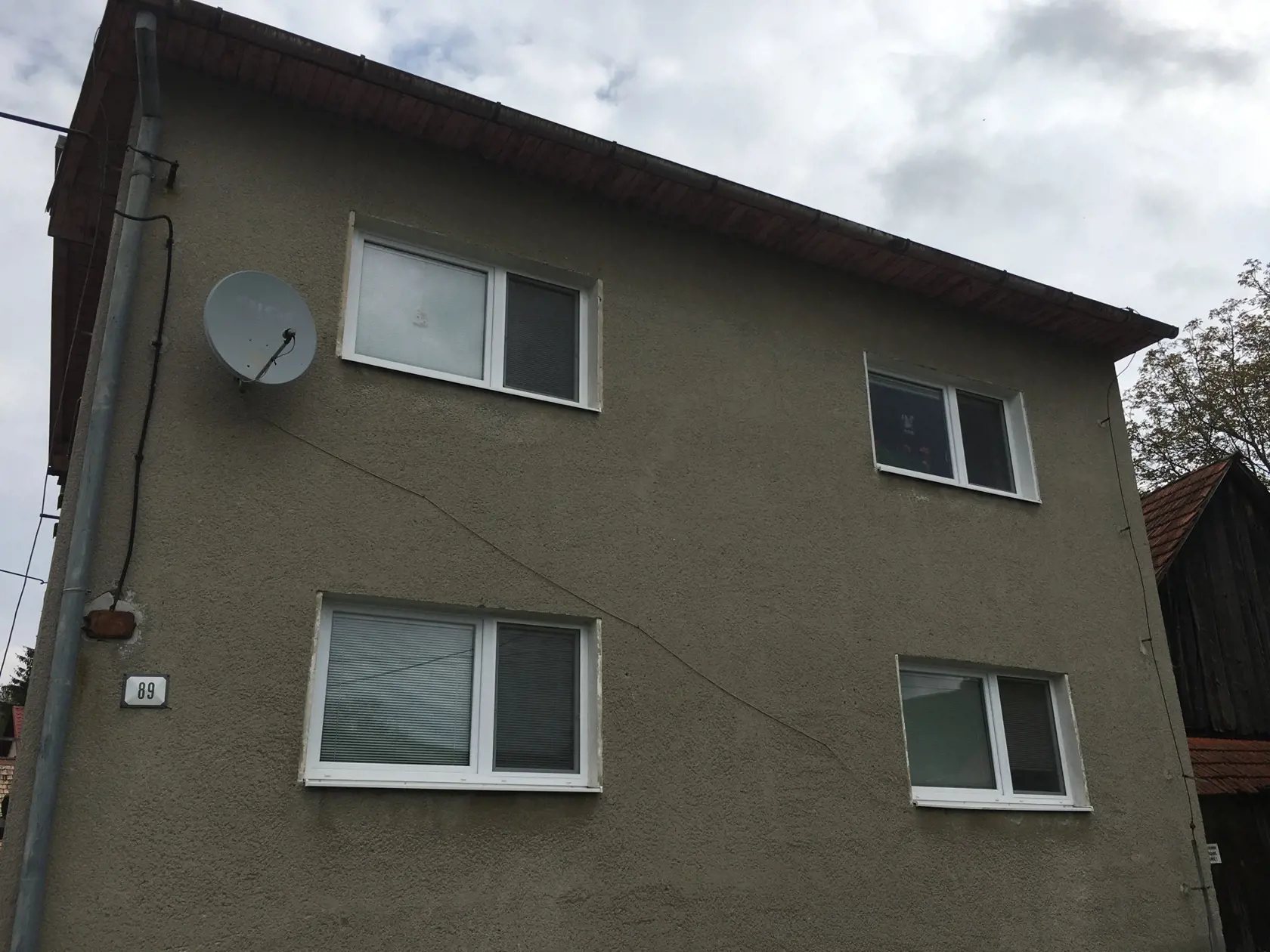 V tejto bytovke býva Dávid. Pri našej návšteve spal.