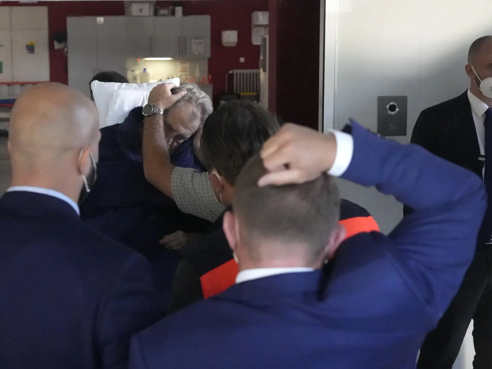 Prezidenta Miloša Zemana hospitalizovali v Ústrednej vojenskej nemocnici. Pri prevoze do nemocnice bol síce v zlom stave, ale pri vedomí.