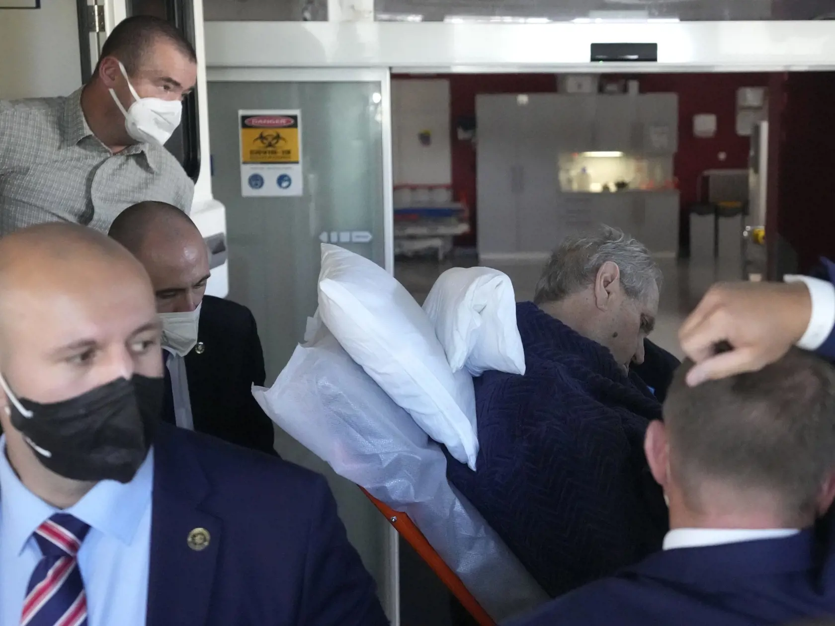Prezidenta Miloša Zemana hospitalizovali v Ústrednej vojenskej nemocnici. Pri prevoze do nemocnice bol síce v zlom stave, ale pri vedomí.