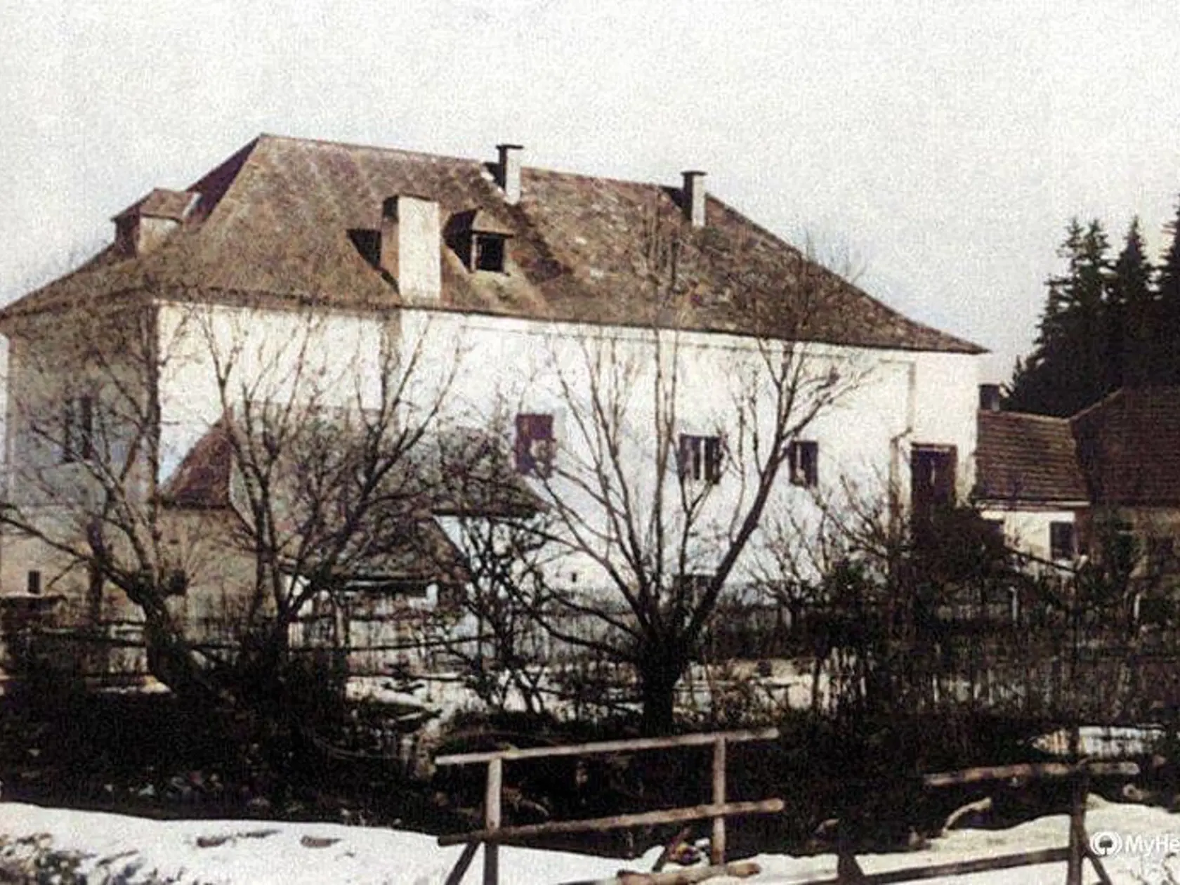 Fotografie z prvej polovice 20. storočia dokumentujú podobu kaštieľa po stavebných úpravách, ktoré "zotreli" jeho renesančnú podobu.