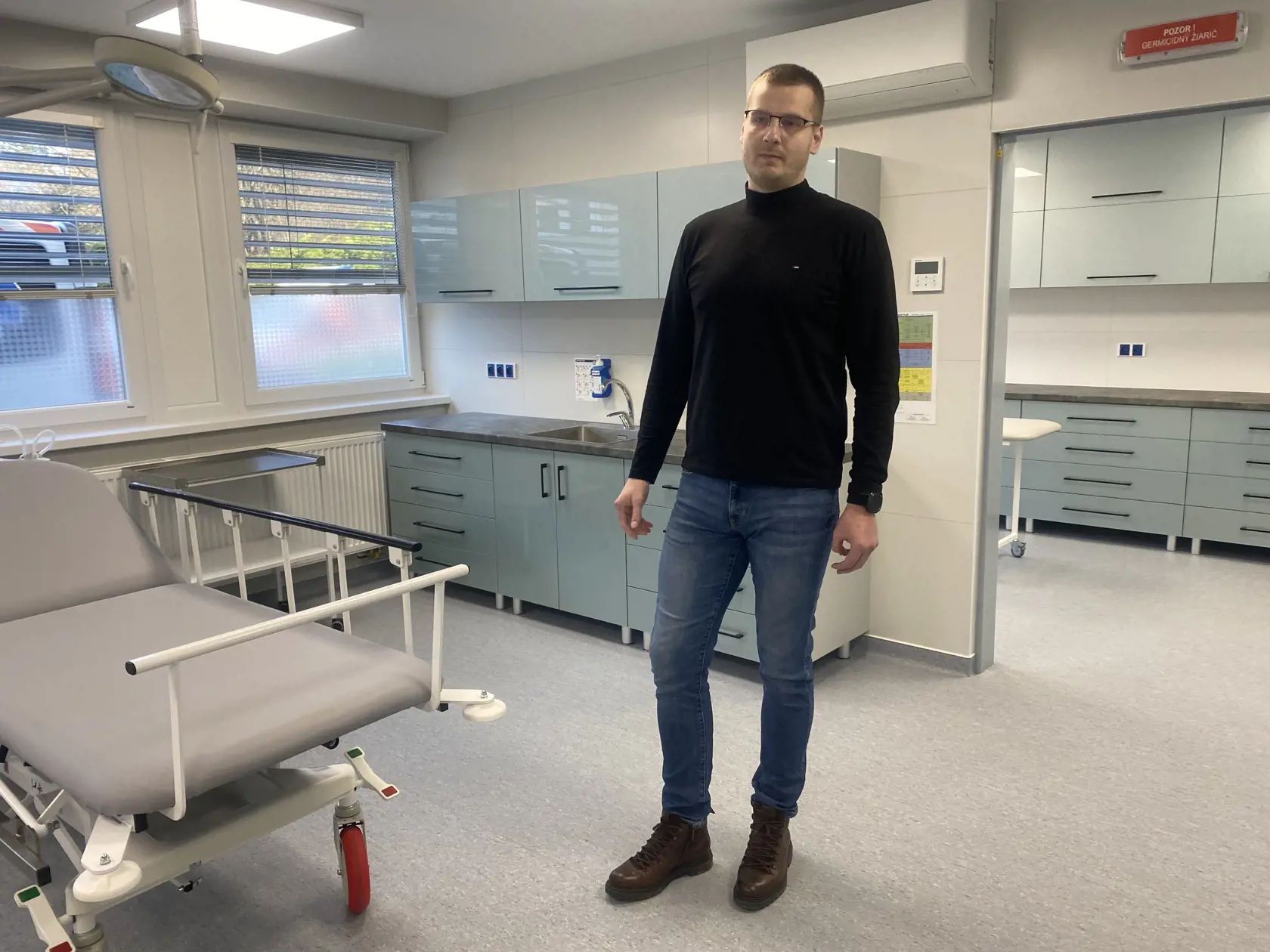 Policajt Šimon Novák (31) zo Svidníka, ktorý vyštudoval urgentnú zdravotnú starostlivosť,  je jedným z pacientov, ktorému vďaka rýchlemu zásahu lekárov na urgentnom príjme svidníckej nemocnice zachránili život pri infarkte. 