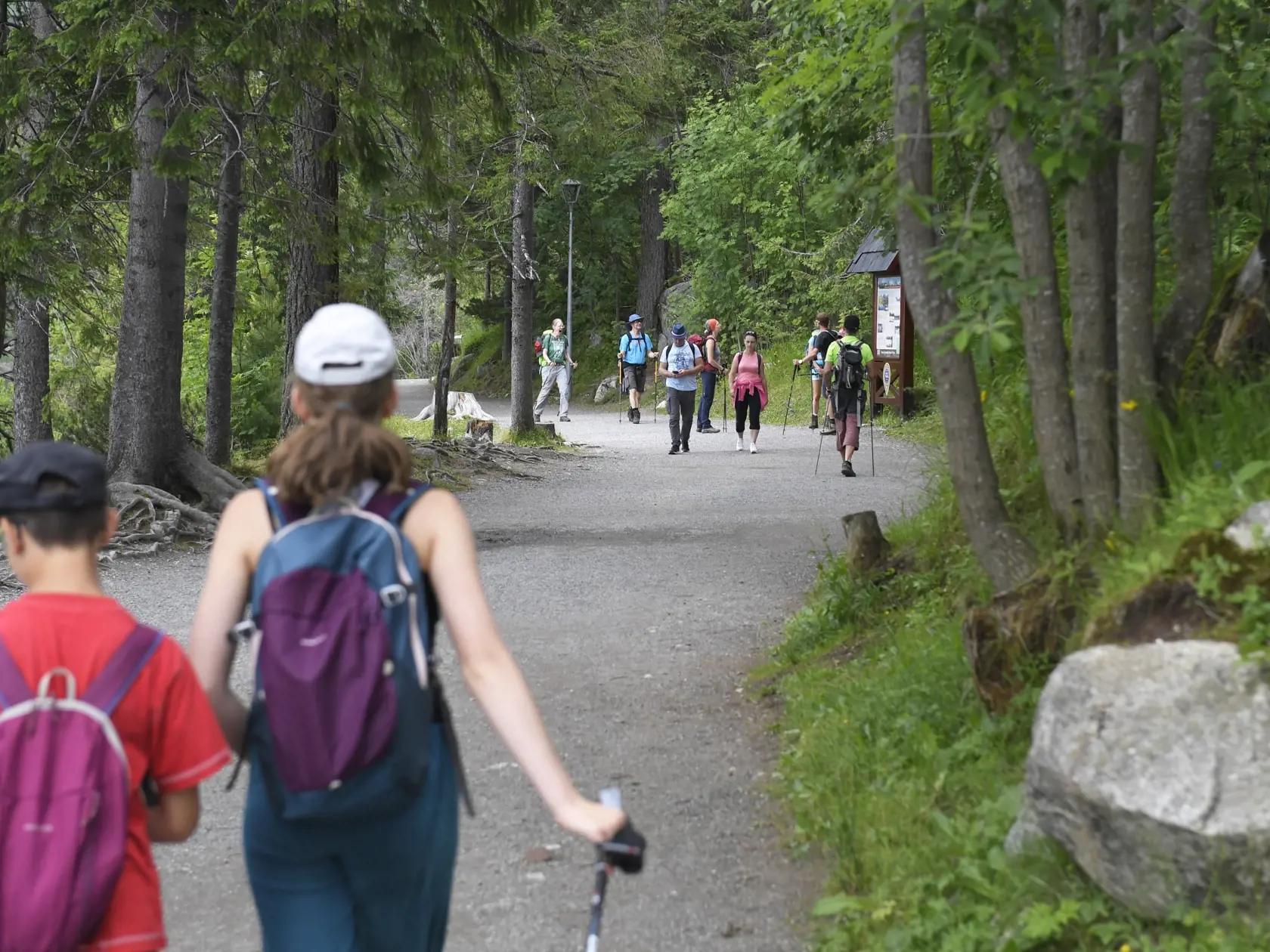 Na snímke turisti na Štrbskom Plese vo Vysokých Tatrách 14. júla 2023. FOTO TASR – František Iván