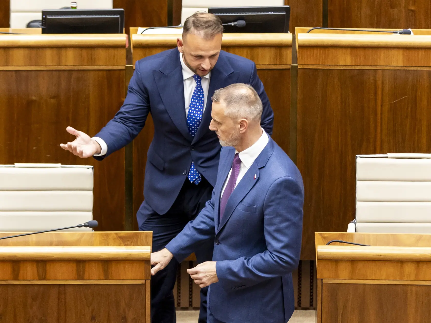 Tajná voľba Richarda Rašiho (Hlas) za predsedu NR SR. Na snímke je Richard Raši a Matúš Šutaj Eštok. 
 