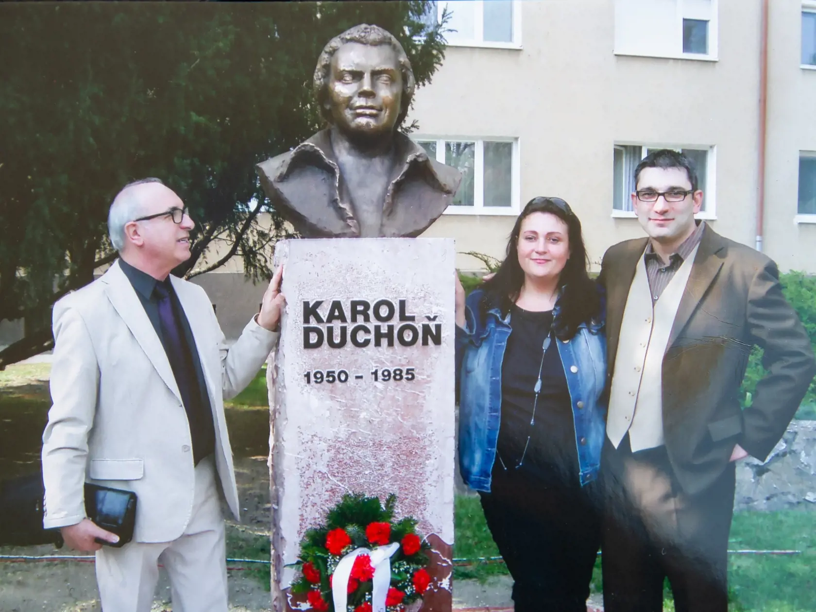 Pamätná izba, venovaná Karolovi Duchoňovi, ktorá je umiestnená v severnom krídle neogotického kaštieľa v Galante. Na snímke Peter Fahn a jeho syn Adrián Fahn.
