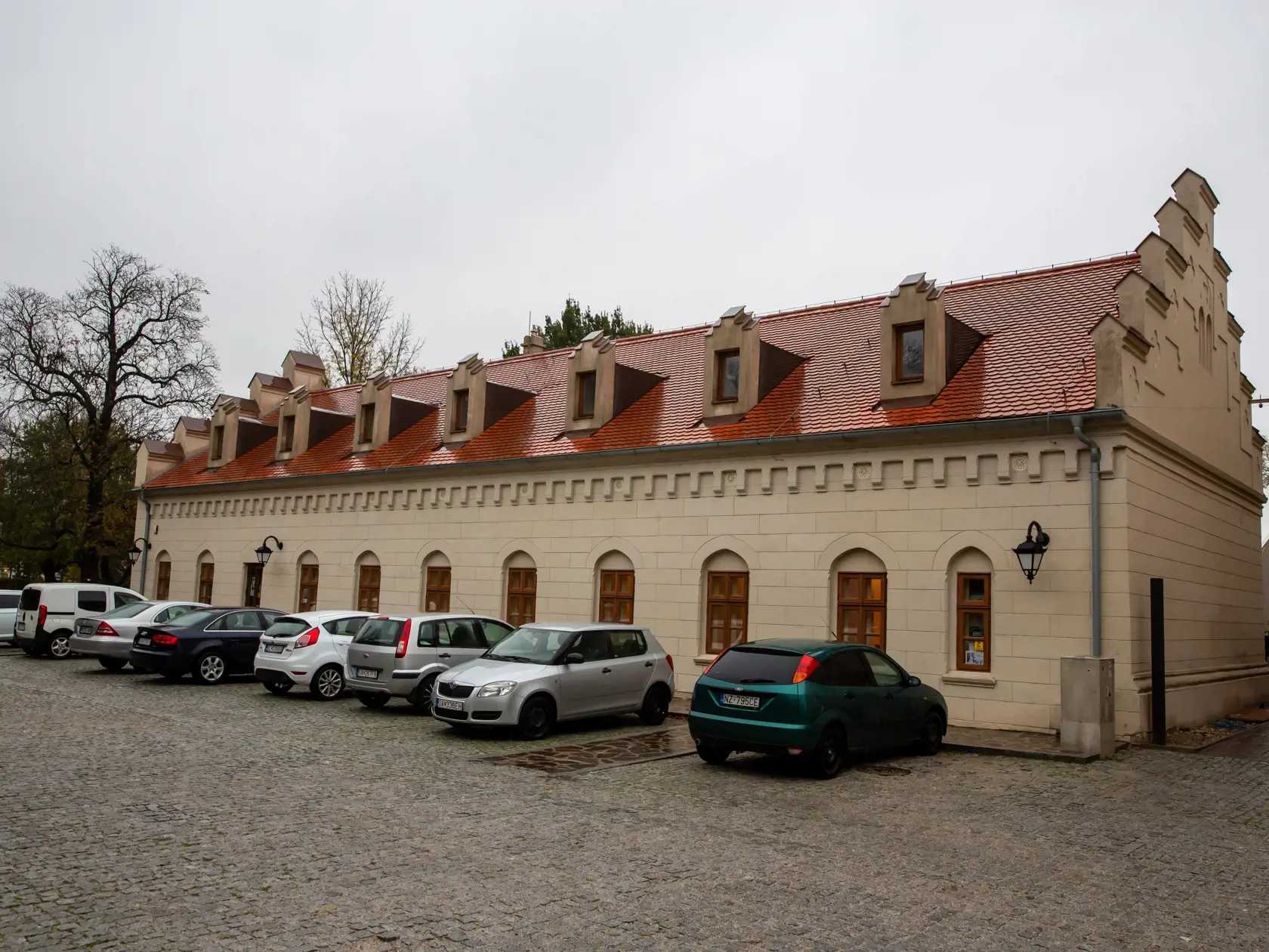 Na snimke je pamätná izba Karola Duchoňa v severnom krídle Neogotického kaštieľa v Galante. 