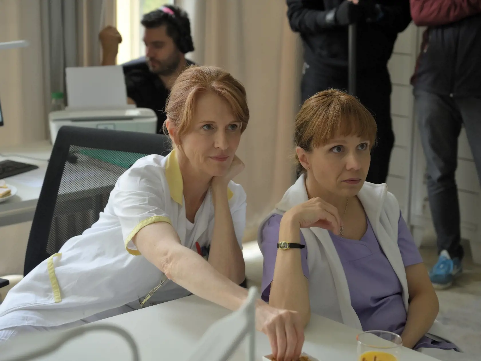 Júlia Ružička Horváthová (vpravo), známa aj ako Beáta zo seriálu Chlapi neplačú, sa zmenila na nepoznanie. Krátke blond vlasy sú fuč a dnes je z nej brunetka.  