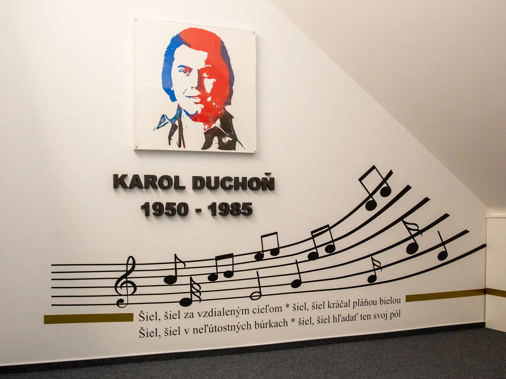 Na snimke je pamätná izba Karola Duchoňa v severnom krídle Neogotického kaštieľa v Galante. 