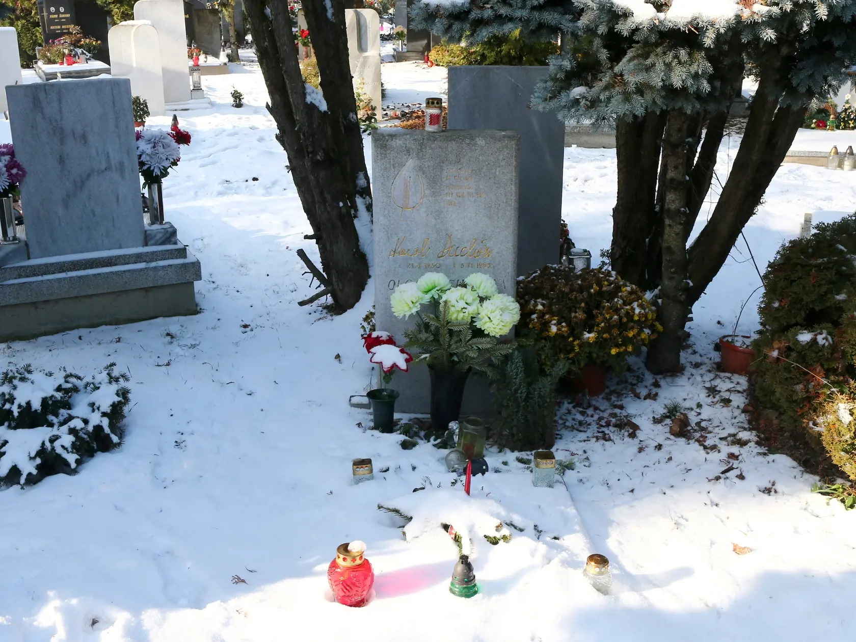 Ľudia: Karol Duchoň - hrob. Príbuzní známho slovenského speváka Karola Duchoňa nemala v januári 2016 zaplatené za jeho hrobové miesto na vrakuňskom cintoríne v Bratislave.