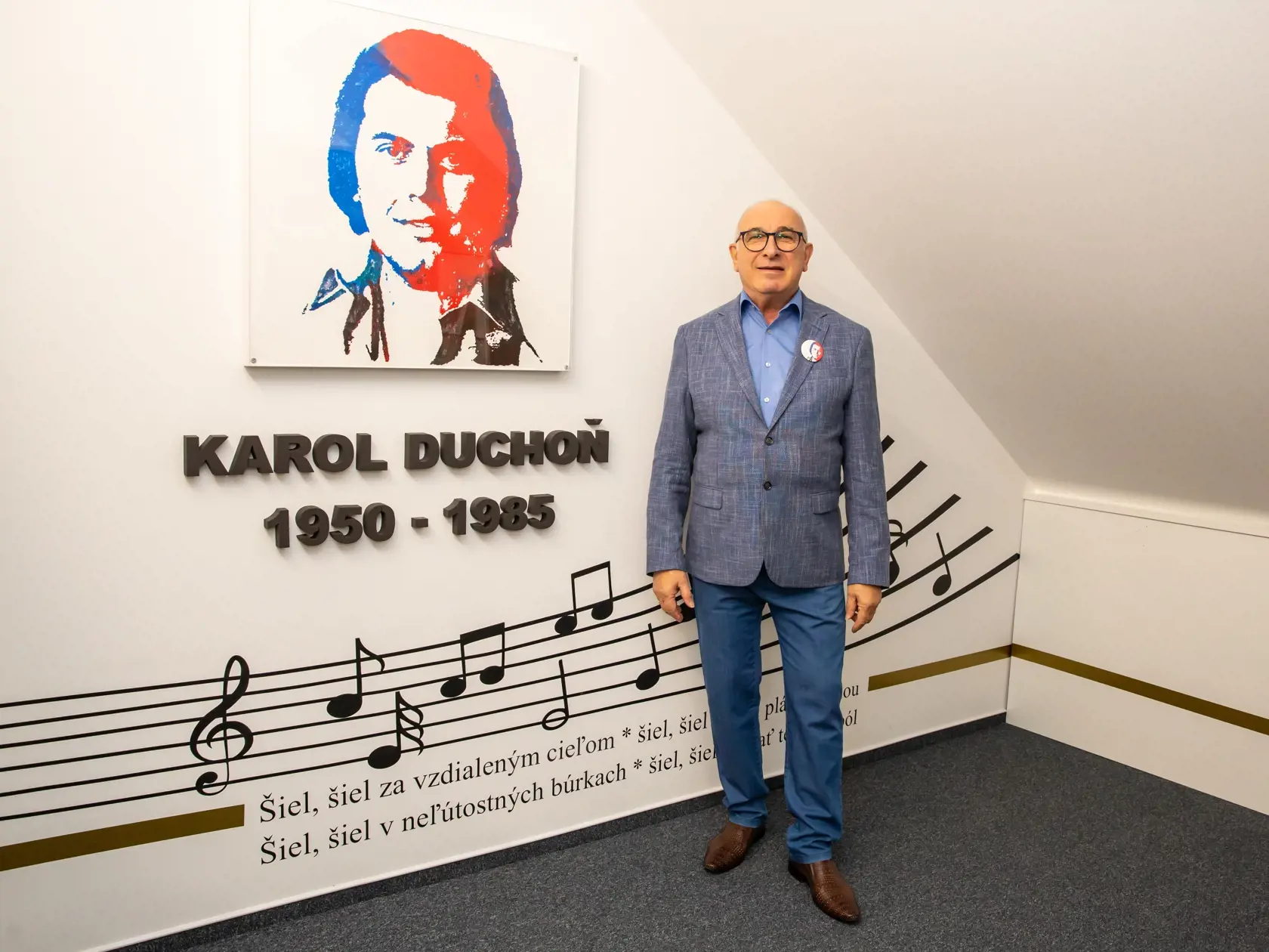 Na snimke je Peter Fahn v pamätnej izbe Karola Duchoňa v severnom krídle Neogotického kaštieľa v Galante. 